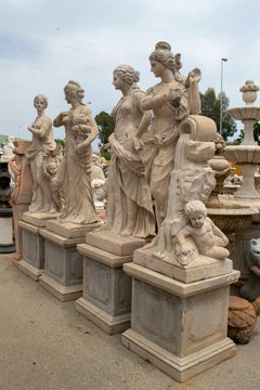 Ensemble de quatre sculptures en marbre travertin sculpté à la main:: avec bases:: pour les quatre saisons