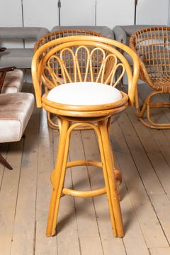 Set aus vier gepolsterten, drehbaren Rattan-Barhockern mit Viersitzer