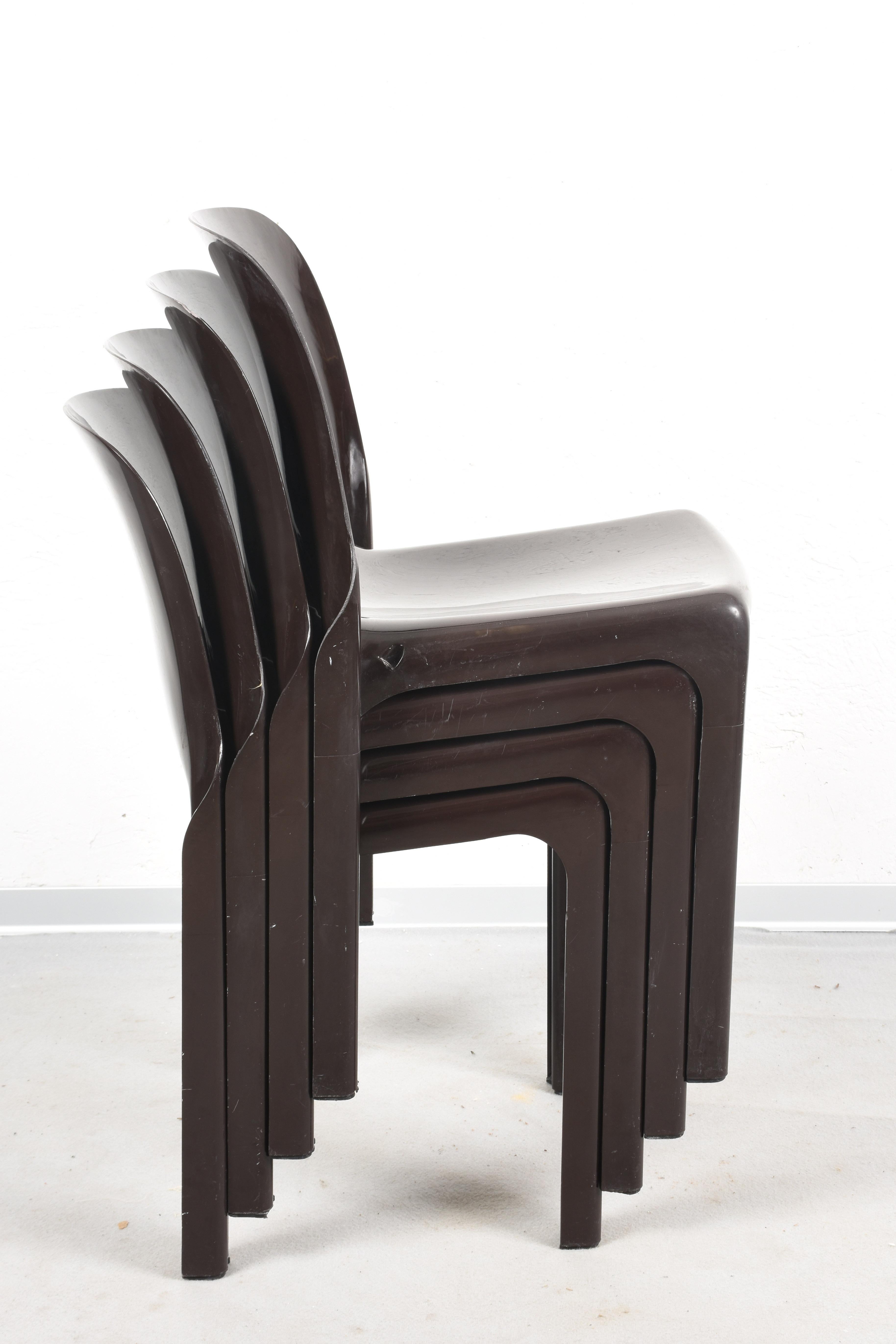 Particular for its color, this chair by Vico Magistretti and realized by Artemide Milano in 1969.
This set of four dark chocolate stackable Selene plastic chairs weighs 4.5 kg per piece.
One of them has a chipping highlighted in the picture.