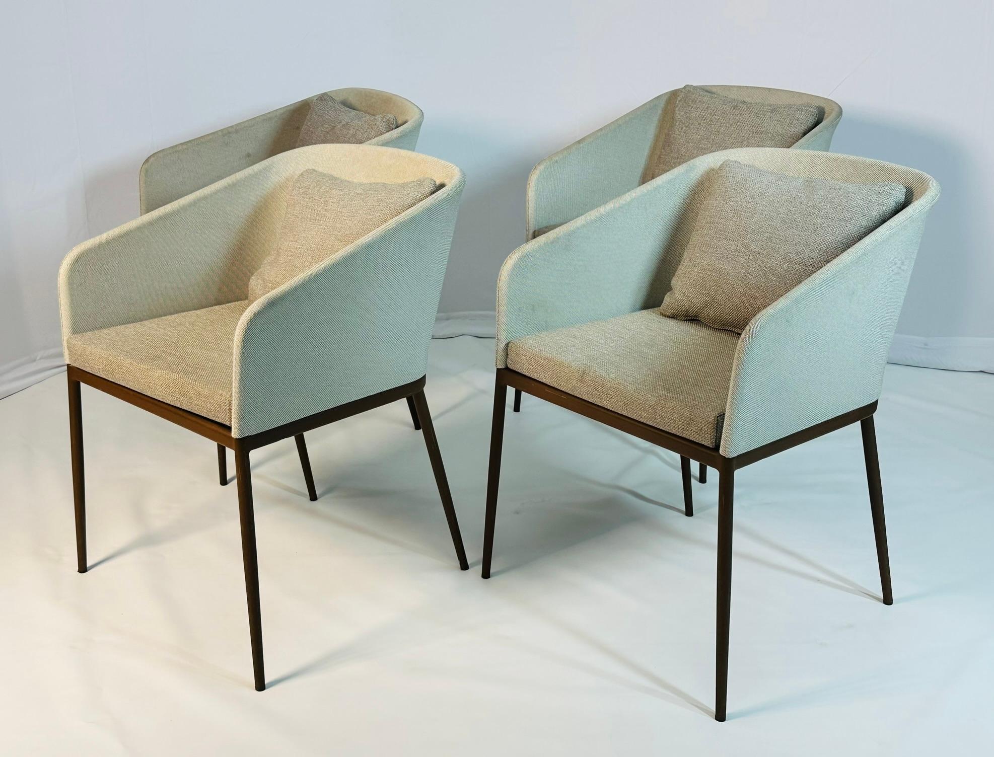 Lot de quatre fauteuils d'extérieur Senso conçus par le Studio Modern, alliant une esthétique moderne et raffinée à des matériaux performants pour une vie extérieure élégante. Fabriquées à partir d'un cadre tubulaire en aluminium à haute résistance,