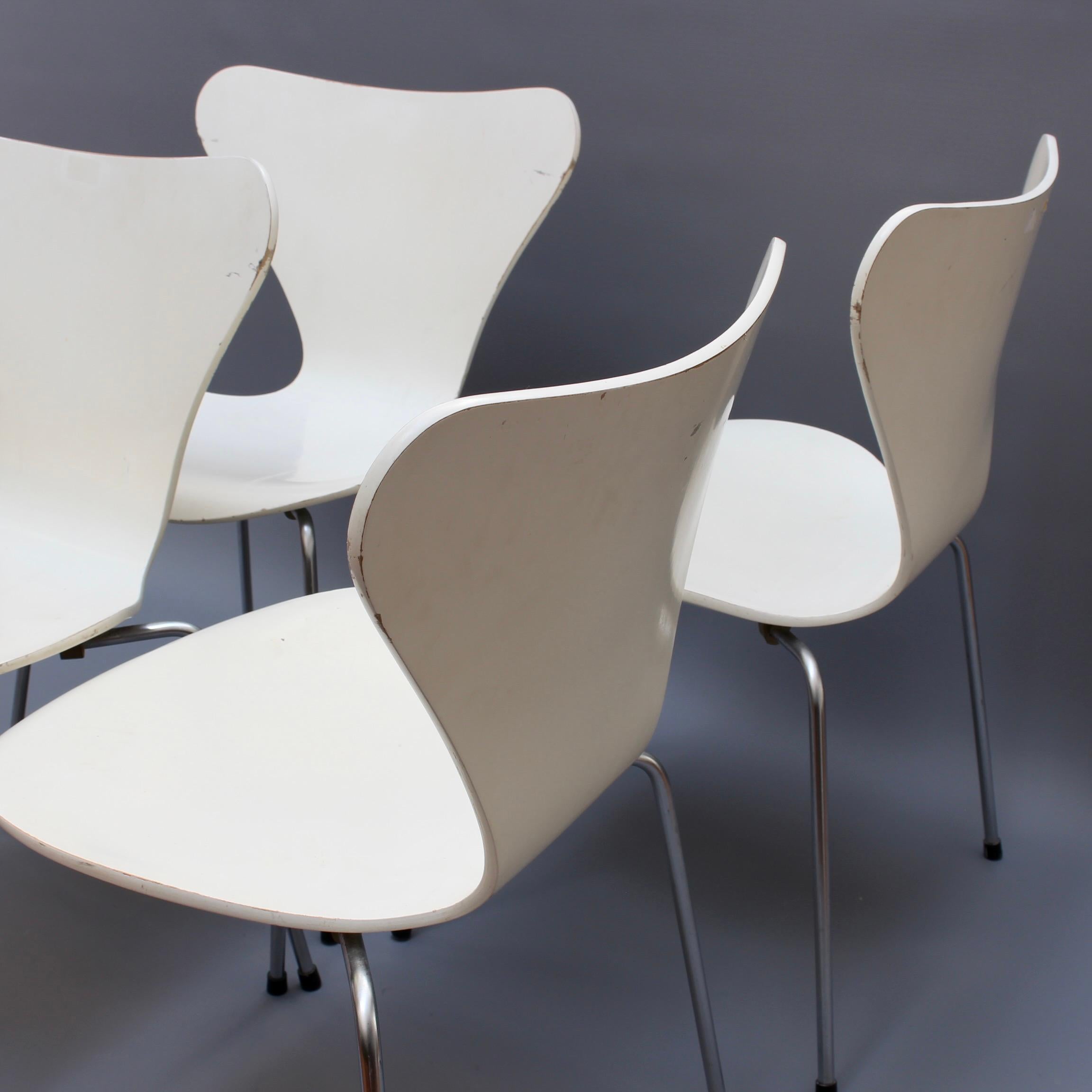 Bentwood Set of Four 'Series 7' White Chairs by Arne Jacobsen for Fritz Hansen, 1973