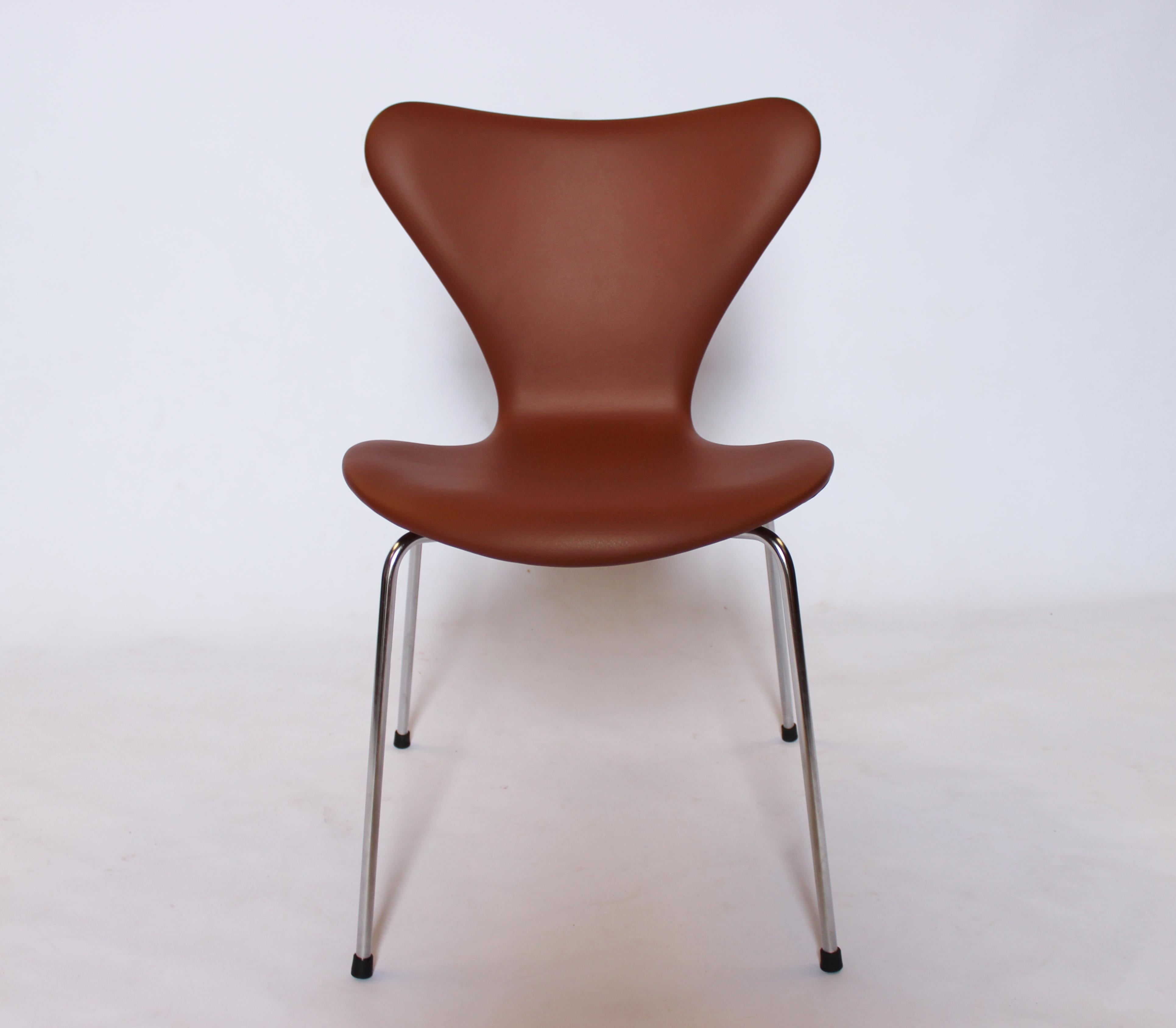L'ensemble de quatre chaises Seven, modèle 3107, conçu par Arne Jacobsen et fabriqué par Fritz Hansen en 1967, est une collection de chaises hautement désirable et emblématique.

Le modèle 3107 d'Arne Jacobsen, également connu sous le nom de 