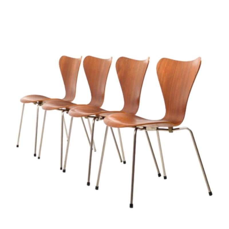 Exquisiter Satz von vier Stühlen des Modells 3107 Seven, ein Zeugnis von Arne Jacobsens ikonischem Design, das von Fritz Hansen sorgfältig in Teakholz gefertigt wurde.

Diese Stühle sind ein Höhepunkt des Designs der Mitte des Jahrhunderts und