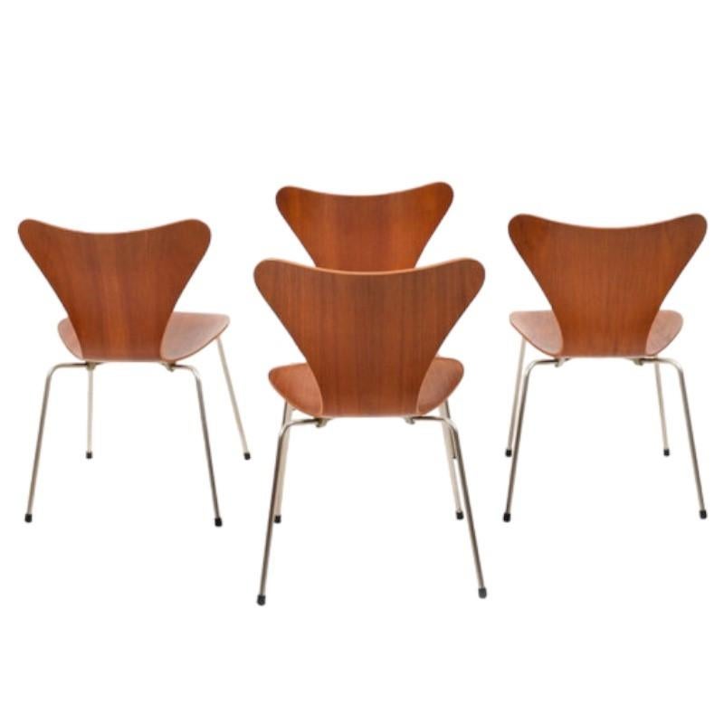  Satz von vier sieben Stühlen, Modell 3107, aus Teakholz, entworfen von Arne Jacobsen (Moderne der Mitte des Jahrhunderts) im Angebot