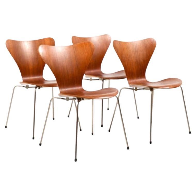  Satz von vier sieben Stühlen, Modell 3107, aus Teakholz, entworfen von Arne Jacobsen im Angebot