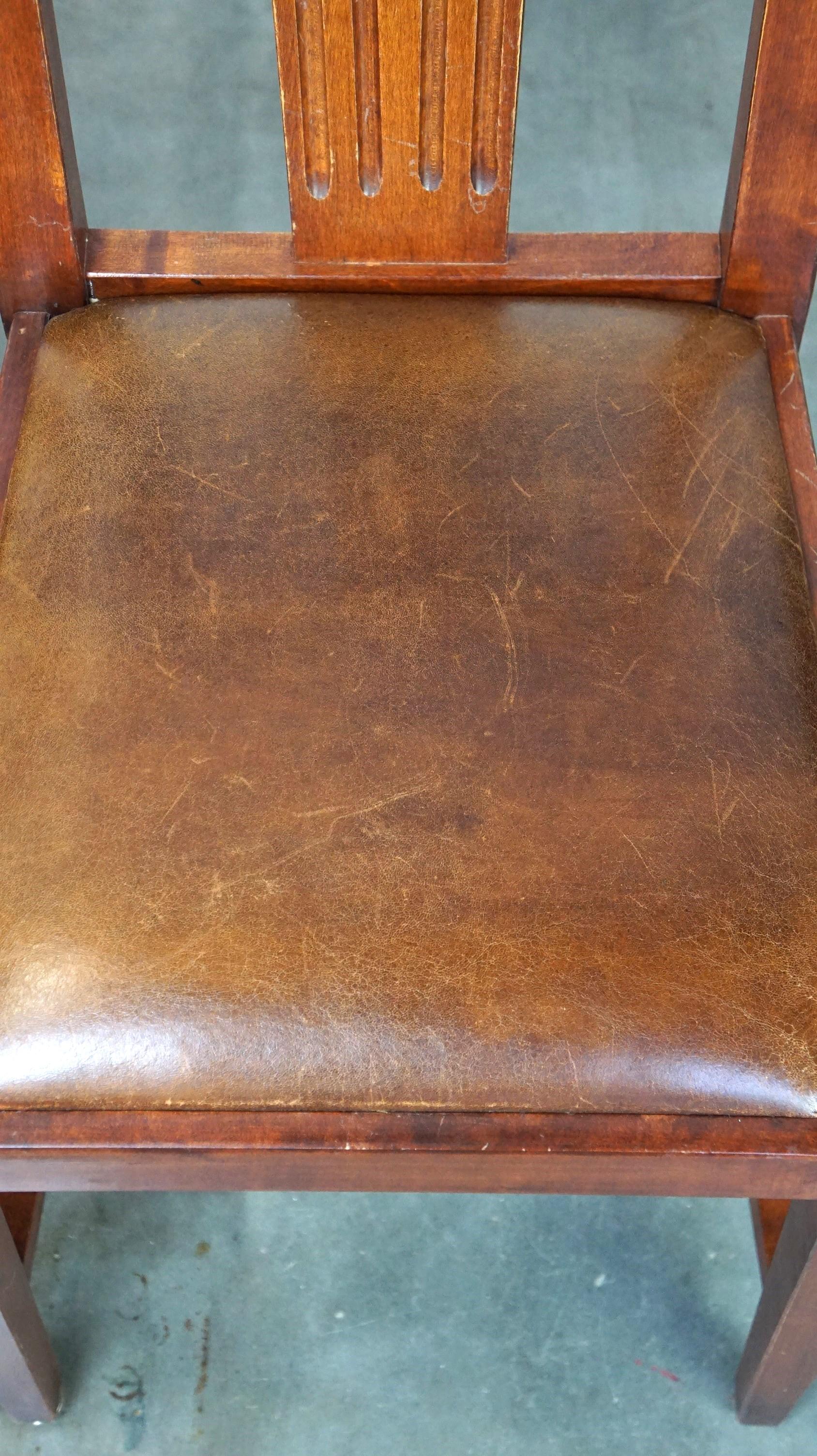 Set di quattro sedie da pranzo in pelle di pecora dal design Art Nouveau con struttura in legno in vendita 5