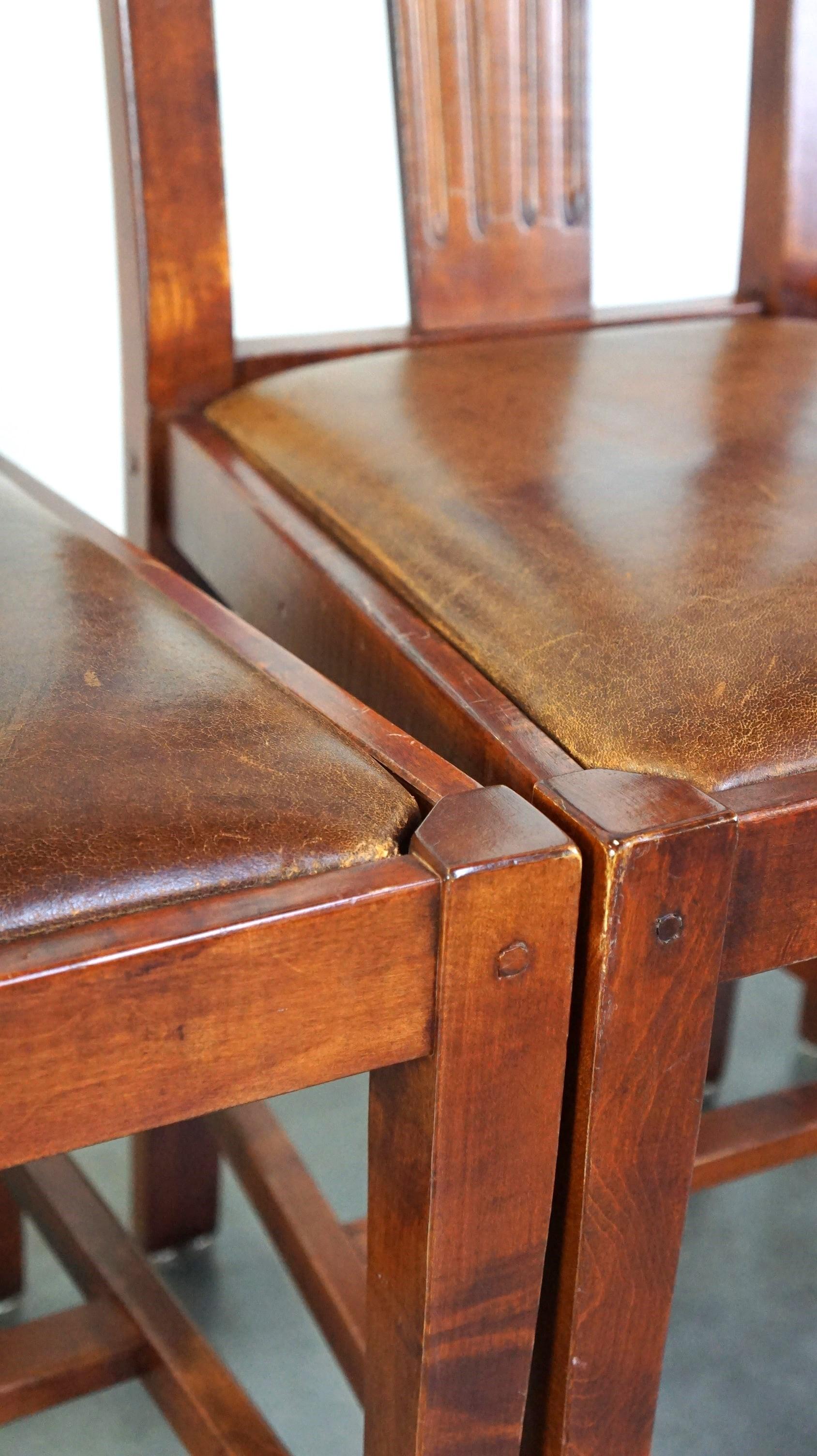 Set di quattro sedie da pranzo in pelle di pecora dal design Art Nouveau con struttura in legno in vendita 7