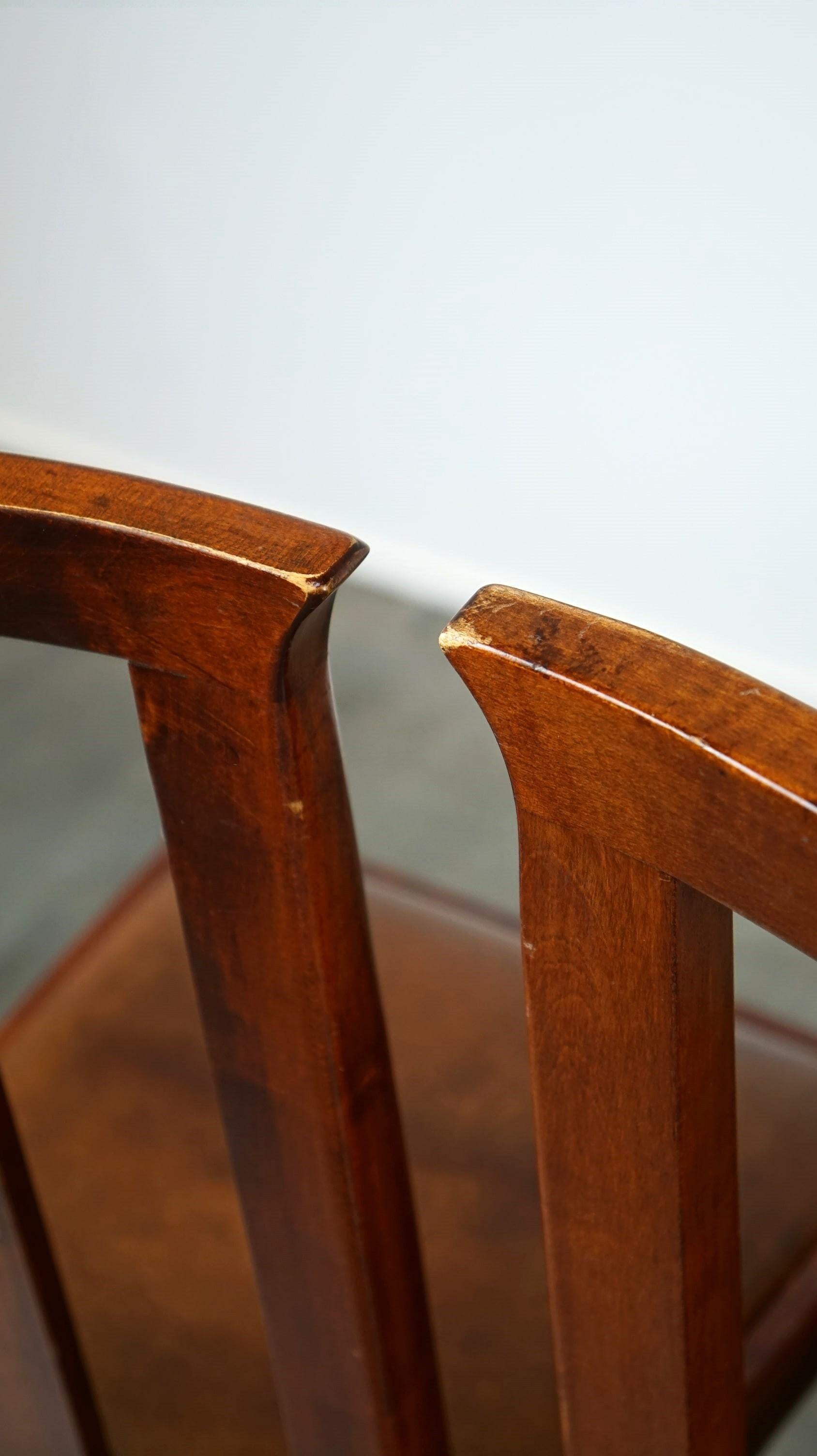 Set di quattro sedie da pranzo in pelle di pecora dal design Art Nouveau con struttura in legno in vendita 9
