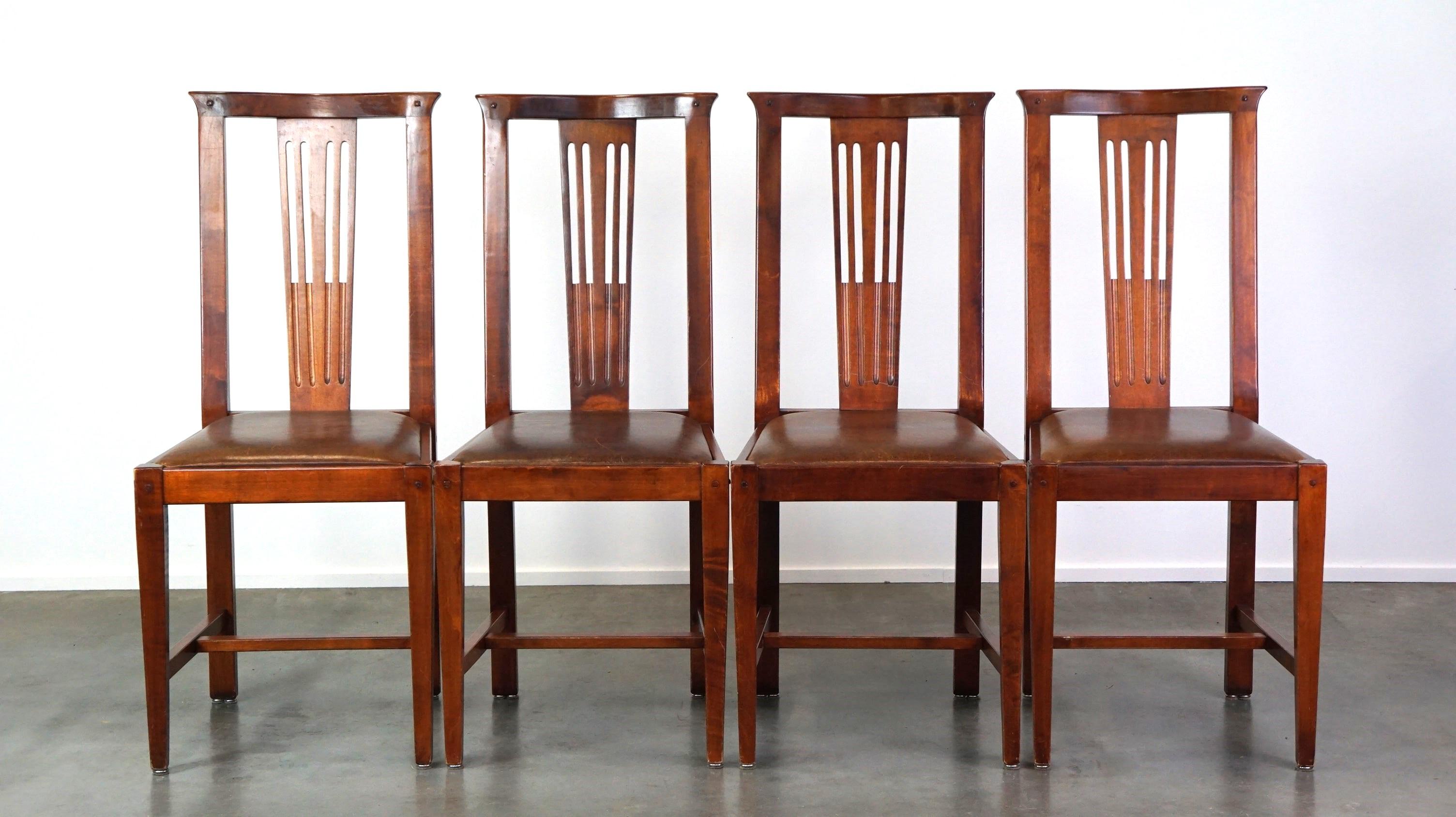 Questo bellissimo set di sedie da pranzo in pelle di pecora può essere facilmente inserito in ambienti sia classici che moderni. Le sedie hanno un aspetto elegante grazie alla loro struttura in legno di ispirazione Art Nouveau con sedute in pelle di