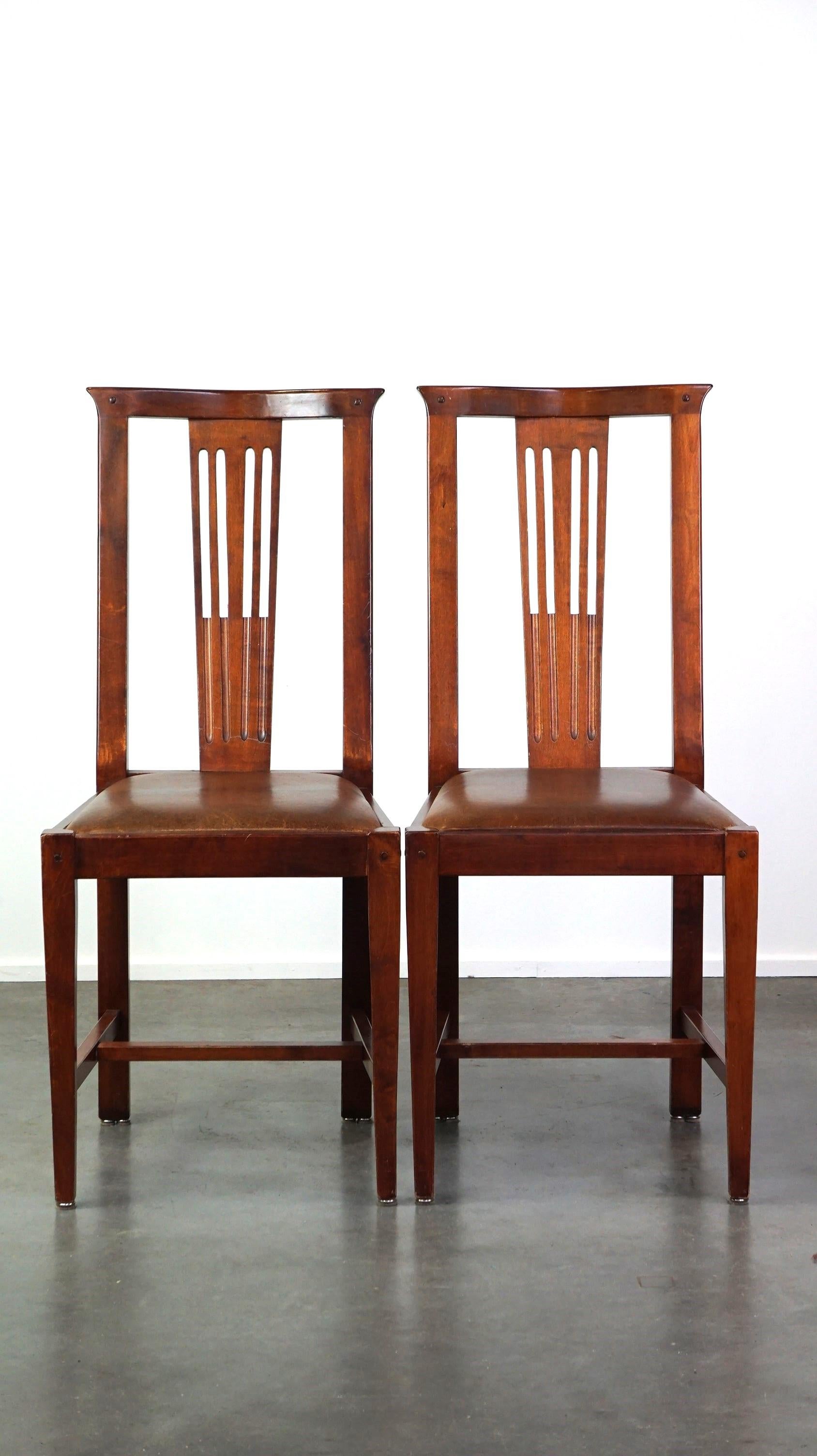 Set di quattro sedie da pranzo in pelle di pecora dal design Art Nouveau con struttura in legno In condizioni buone in vendita a Harderwijk, NL