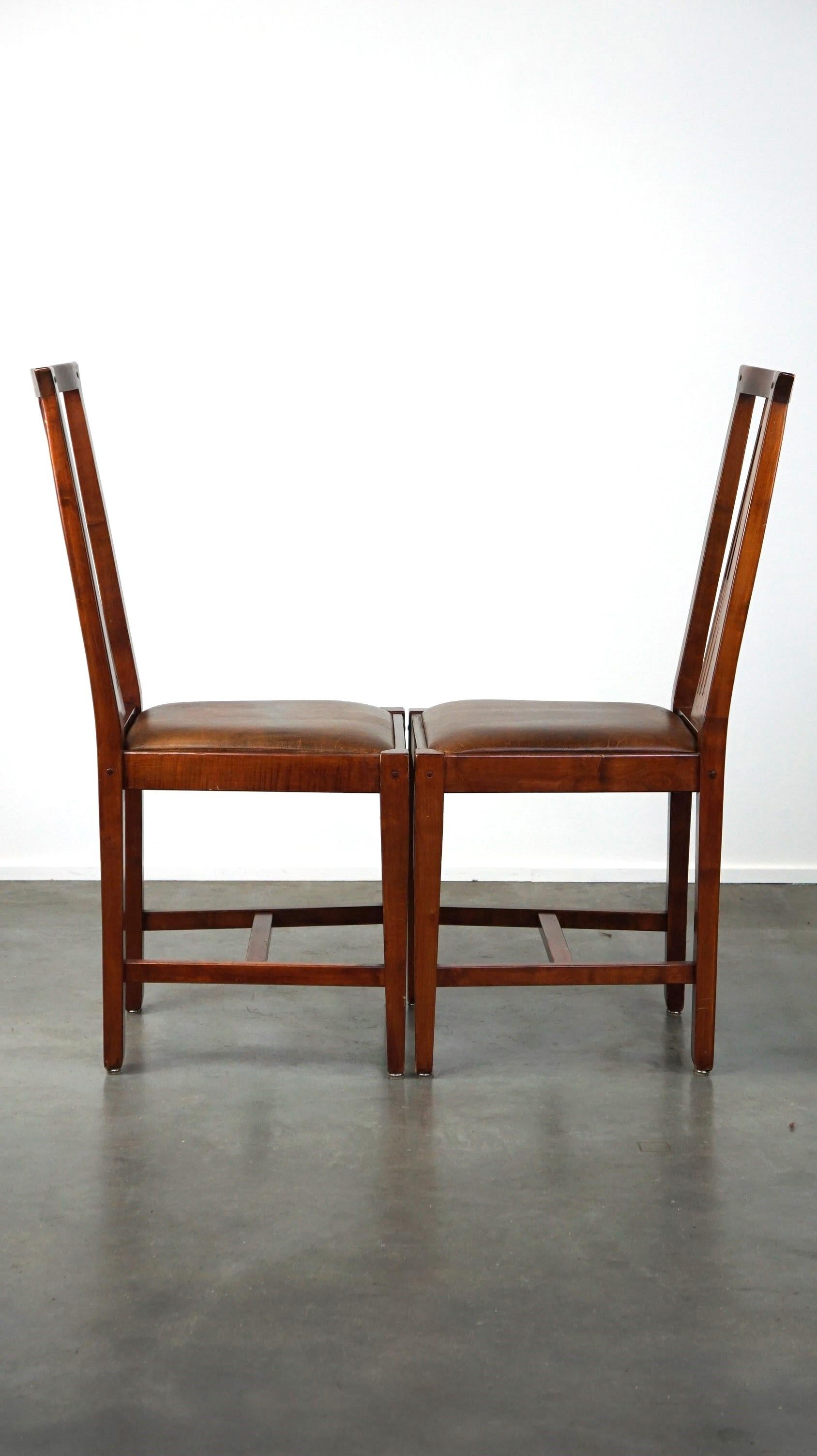 XX secolo Set di quattro sedie da pranzo in pelle di pecora dal design Art Nouveau con struttura in legno in vendita