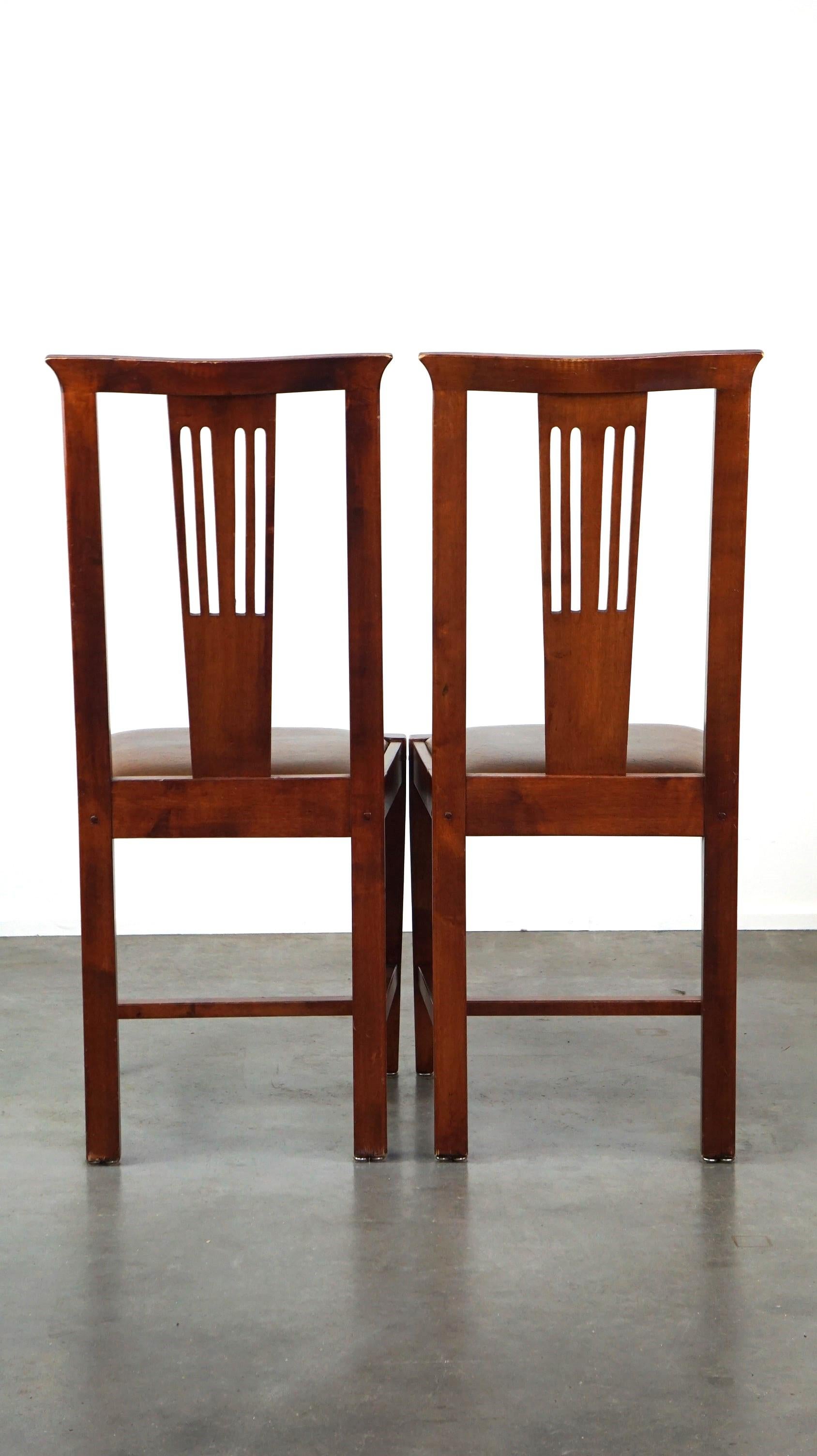 Pelle Set di quattro sedie da pranzo in pelle di pecora dal design Art Nouveau con struttura in legno in vendita