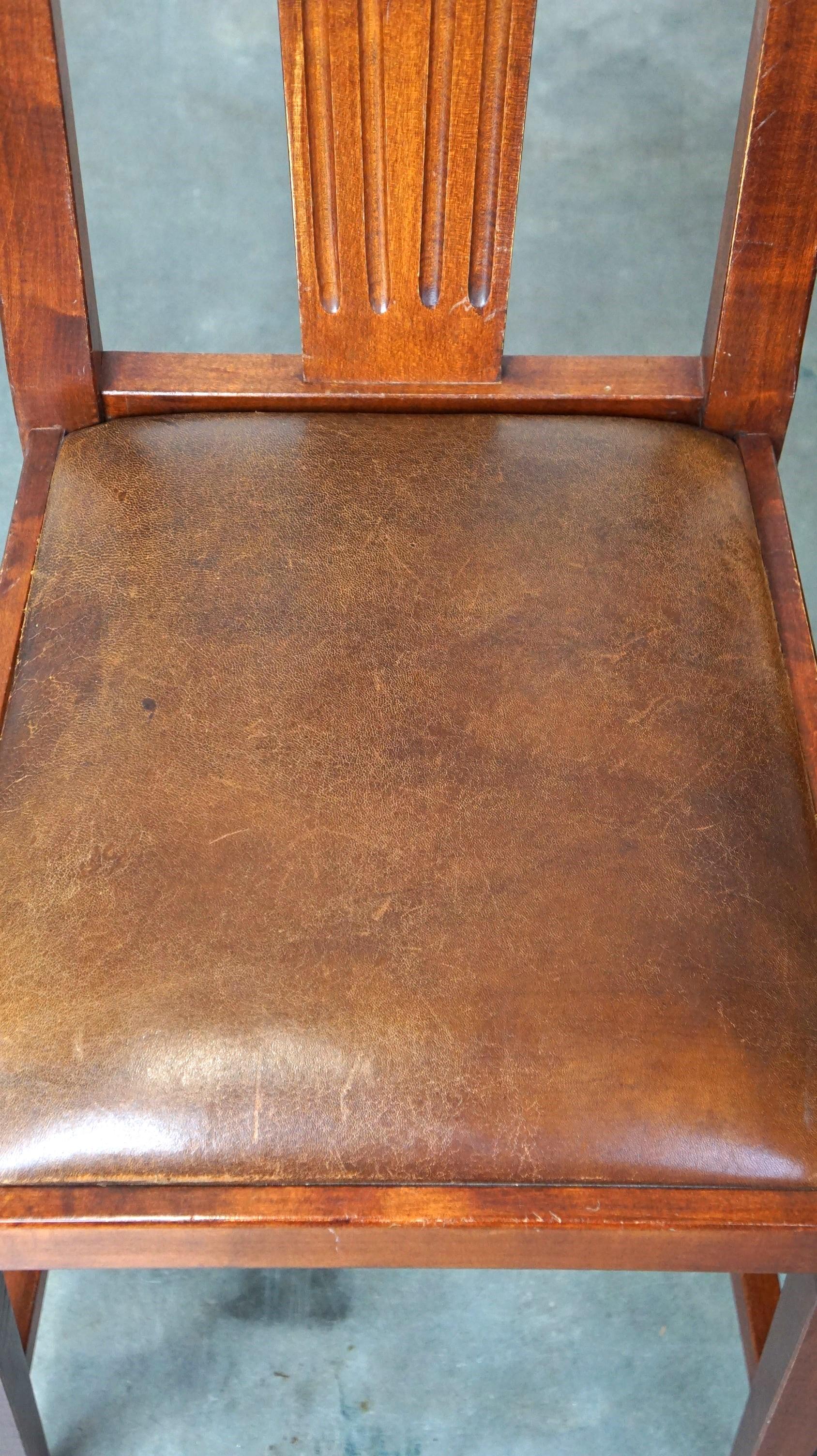 Set di quattro sedie da pranzo in pelle di pecora dal design Art Nouveau con struttura in legno in vendita 2