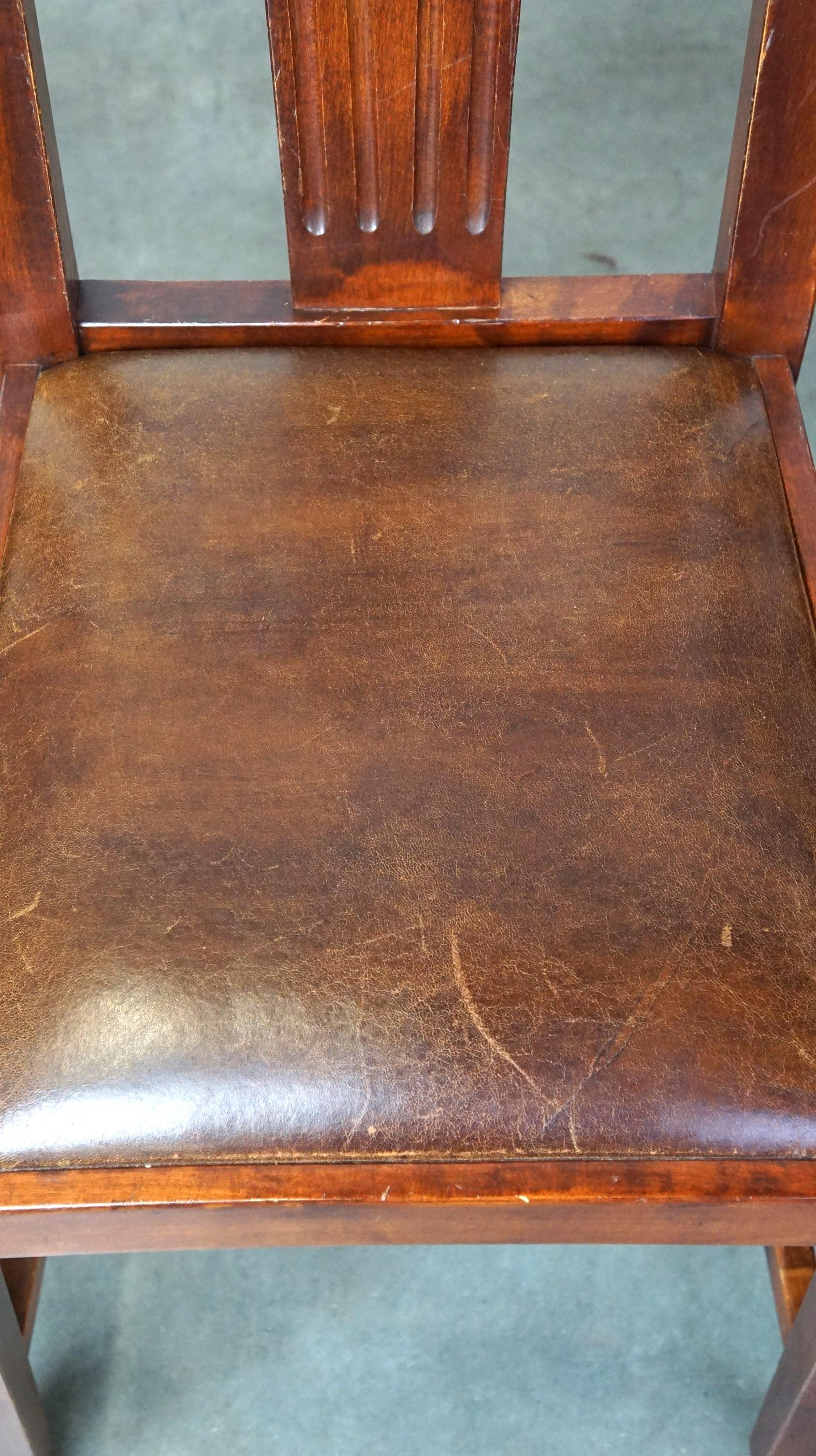 Set di quattro sedie da pranzo in pelle di pecora dal design Art Nouveau con struttura in legno in vendita 3