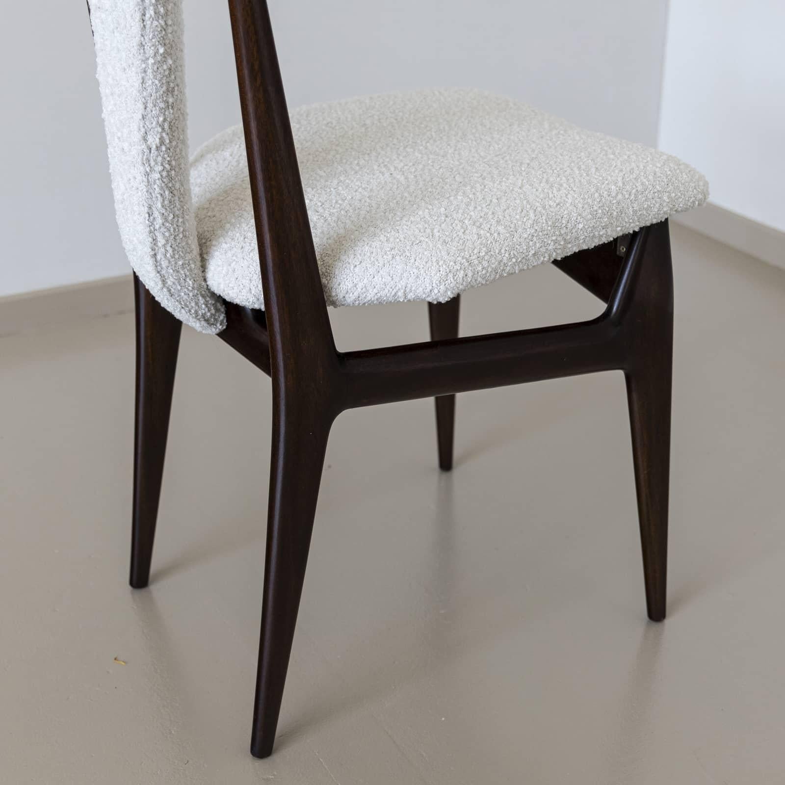 Ensemble de quatre chaises d'appoint italiennes du milieu du siècle dernier avec dossiers en forme de T et élégants piétements en bois lisse au profil intéressant. Les chaises ont été restaurées de manière experte et recouvertes d'un nouveau tissu