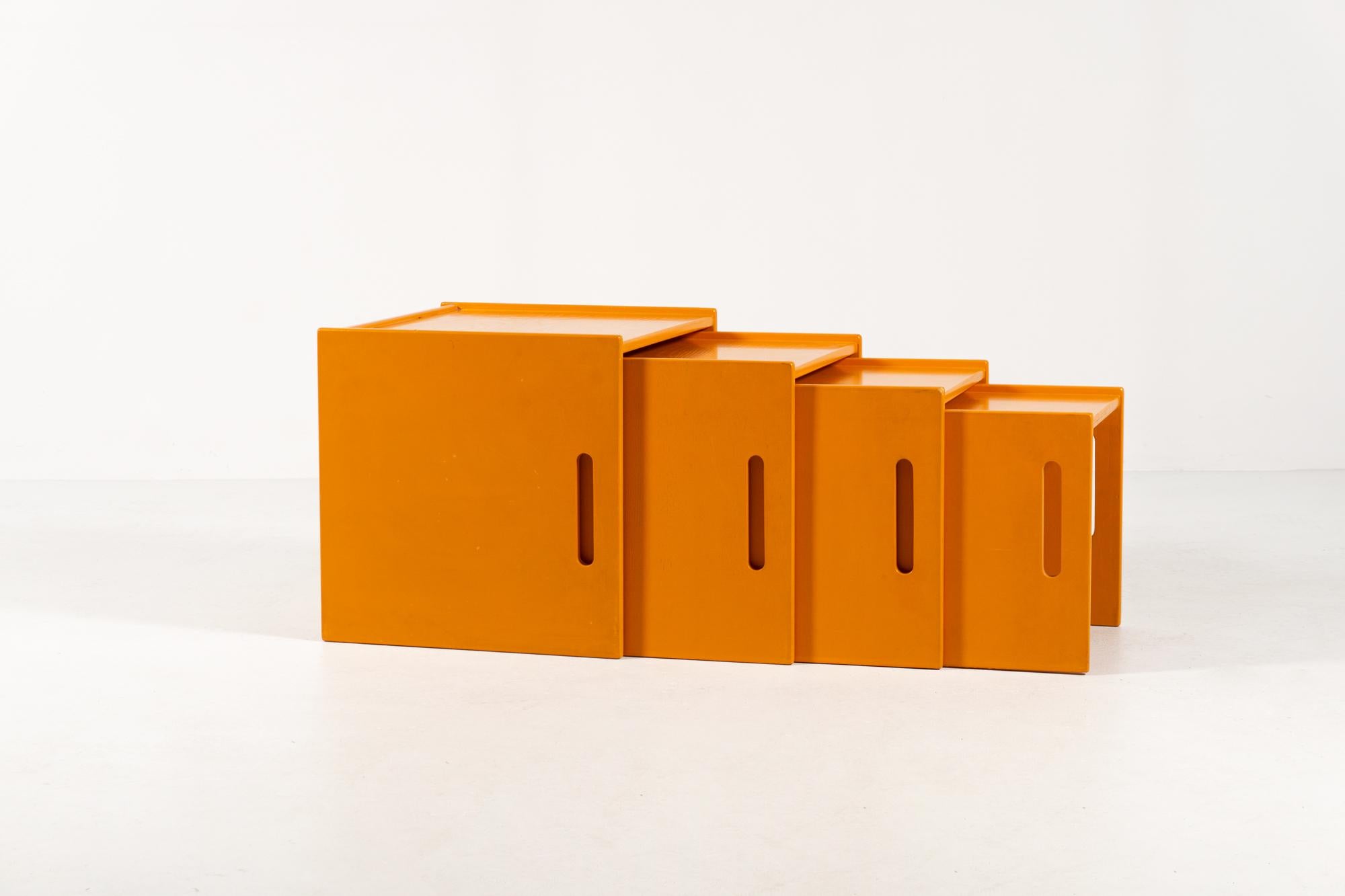 Ce bel ensemble simple de quatre tables d'appoint est emboîtable et empilable. 
Fabriqué en bois massif avec une finition orange pâle.
Les dimensions extérieures maximales sont de 47x43,5x44 cm.