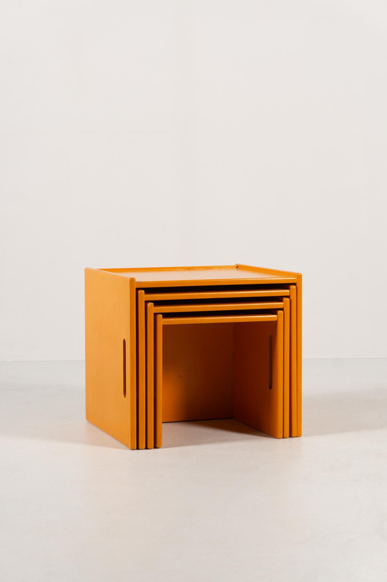 Moderne Ensemble de quatre tables d'appoint, vers 1970 en vente