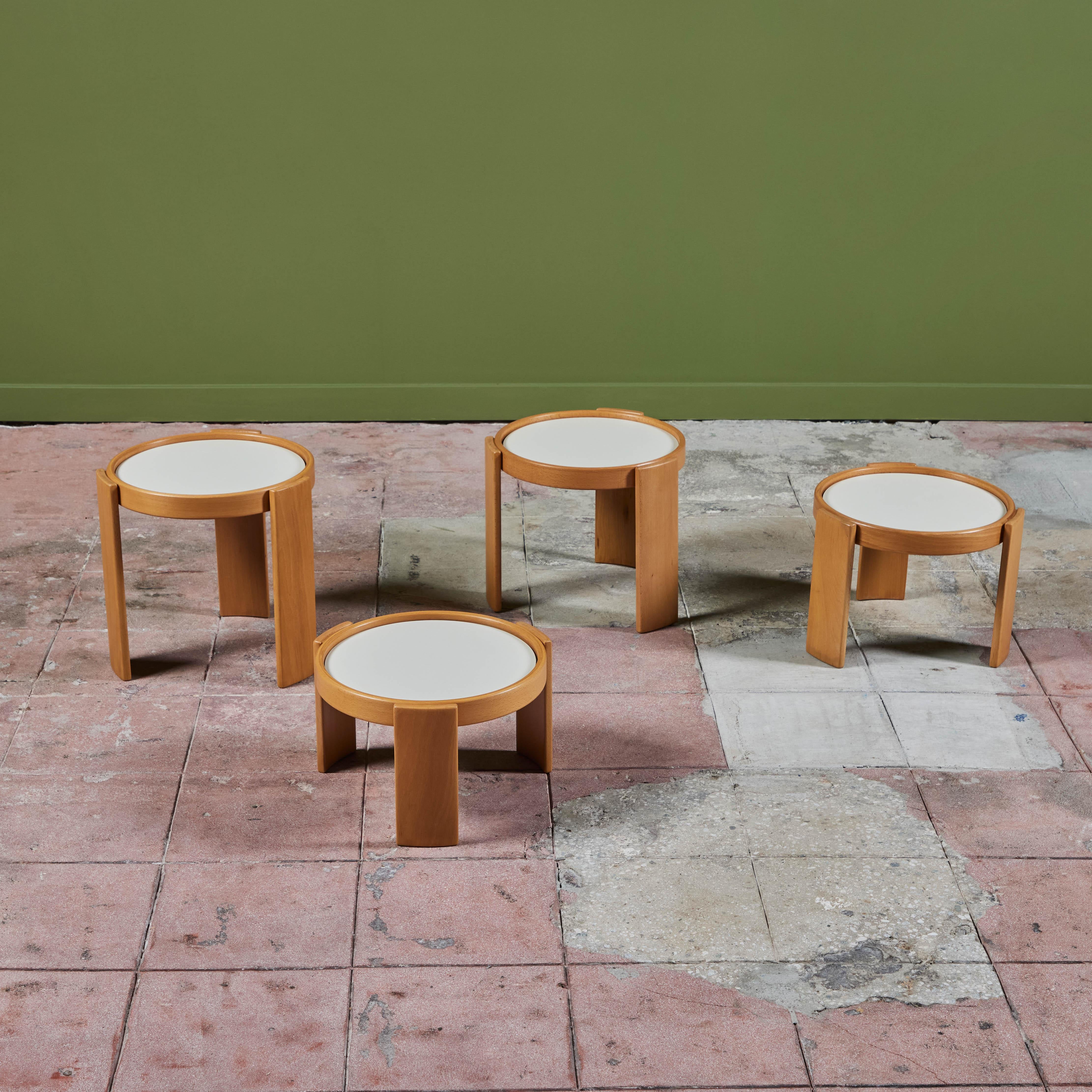 Milieu du XXe siècle Ensemble de quatre tables d'appoint de Gianfranco Frattini pour Cassina