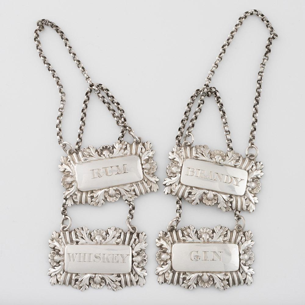 Titolo: Set di quattro biglietti per bottiglie in argento con decorazione a foglie di vite
Data : Marchiato a Birmingham nel 1829 (tre) e nel 1830 (solo per il whisky) per Ledsam, Vale & Wheeler.
Periodo : Giorgio IV
Origine : Birmingham,