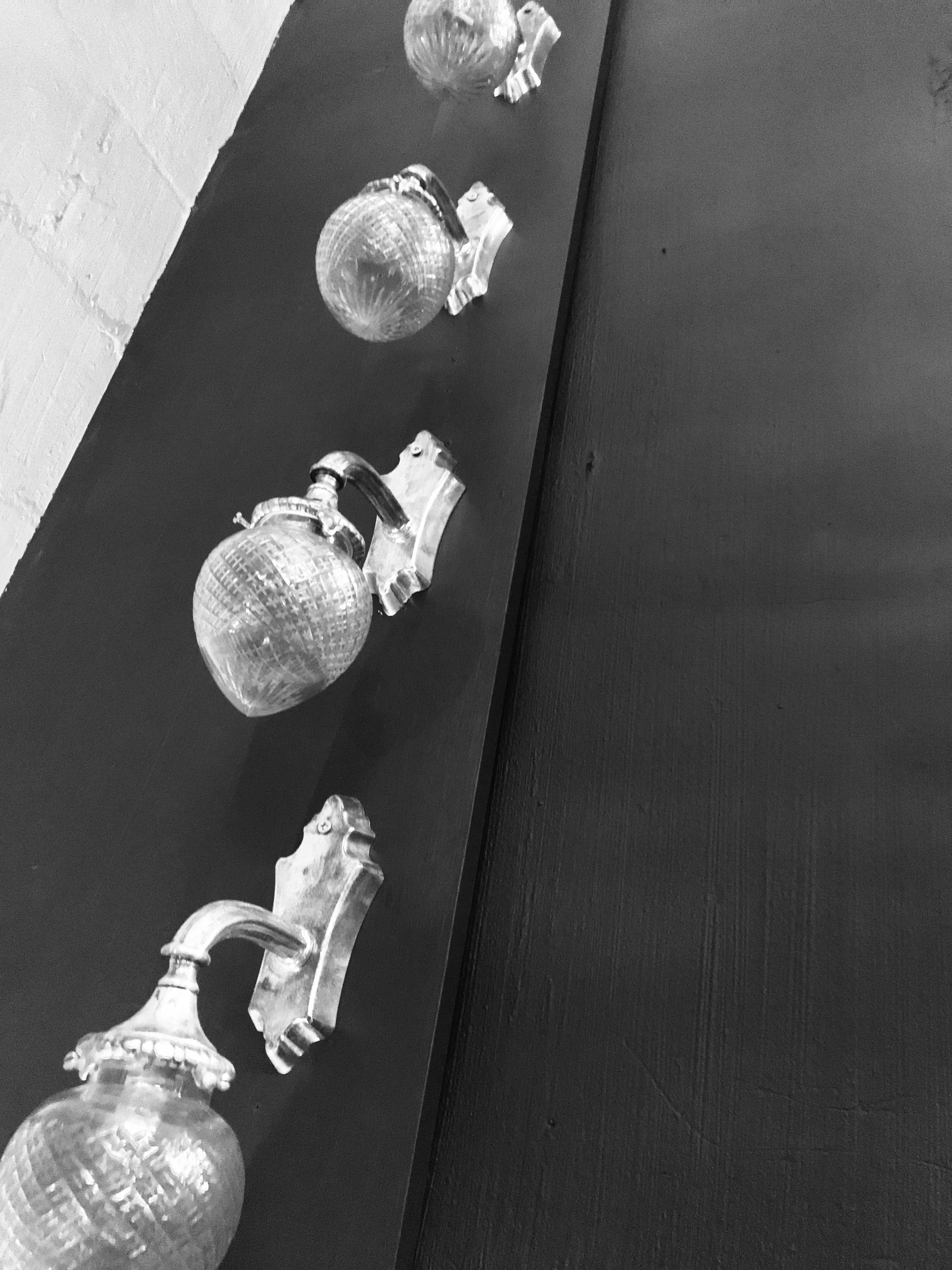 Set of Four Silver Bracket Sconces with Glass Globe Shades im Zustand „Hervorragend“ in London, GB