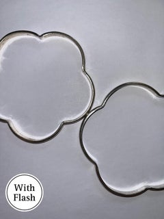 Set von vier silbernen Blumenarmreifen