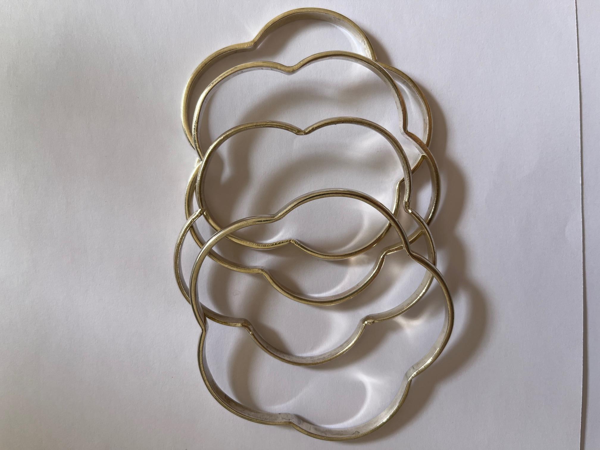Set of Four Silver Flower Bangles In Excellent Condition For Sale In PARIS, FR