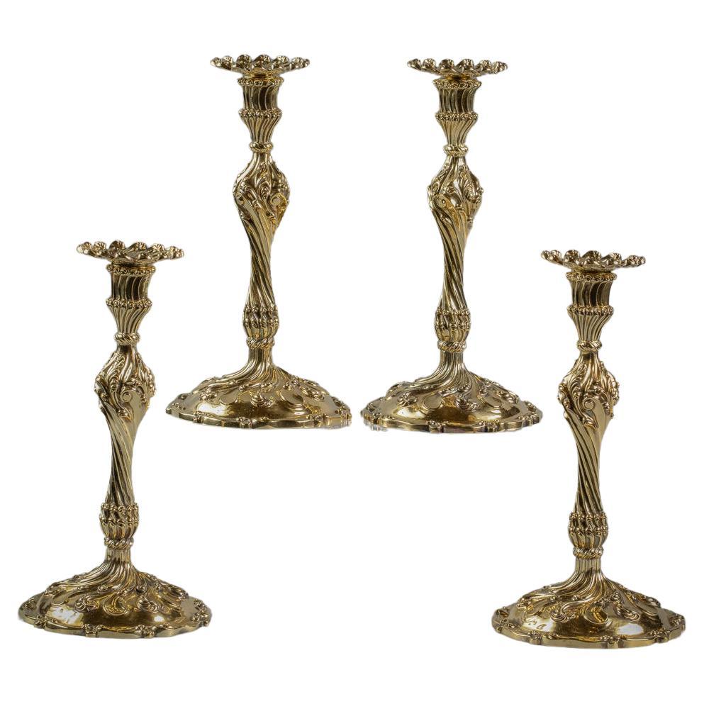 Set von vier vergoldeten Silber-Kerzenständern