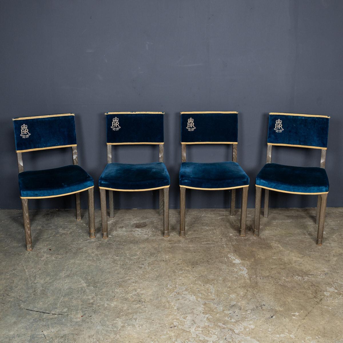 Autre Ensemble de quatre chaises commémoratives en argent par Hands Of Wycombe vers 1977 en vente