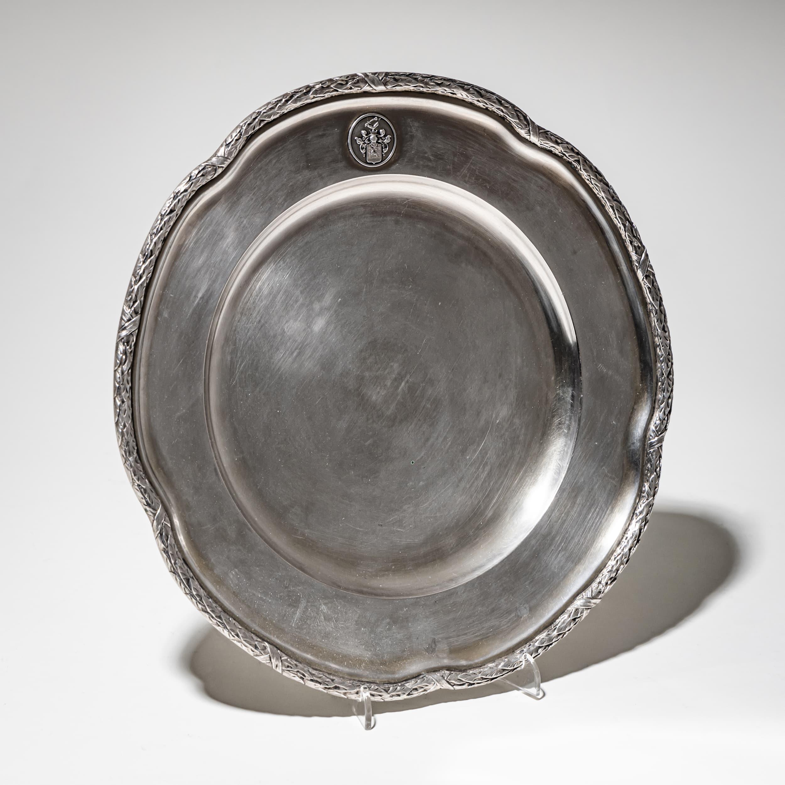 Satz von vier eleganten Silbertellern, hergestellt von Friedländer, Berlin um 1900. Jeder Teller zeigt das Familienwappen der Familie Baron von Hirsch. 
Gesamtgewicht: 2.150 g
MATERIAL: 800 Silber
Schöpfer: Friedländer, Berlin
