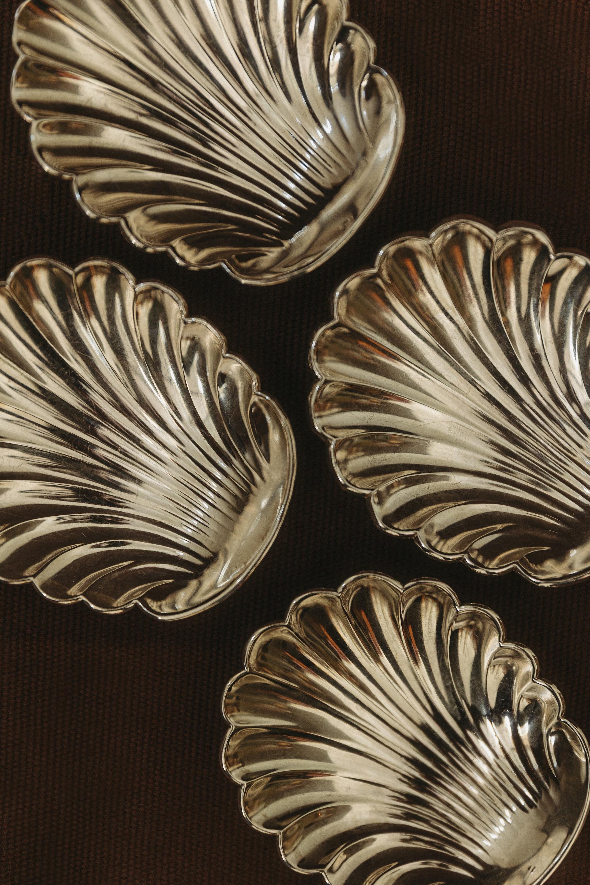 Set di quattro piatti d'argento a forma di conchiglia, metà del XX secolo In condizioni buone in vendita a PARIS, FR