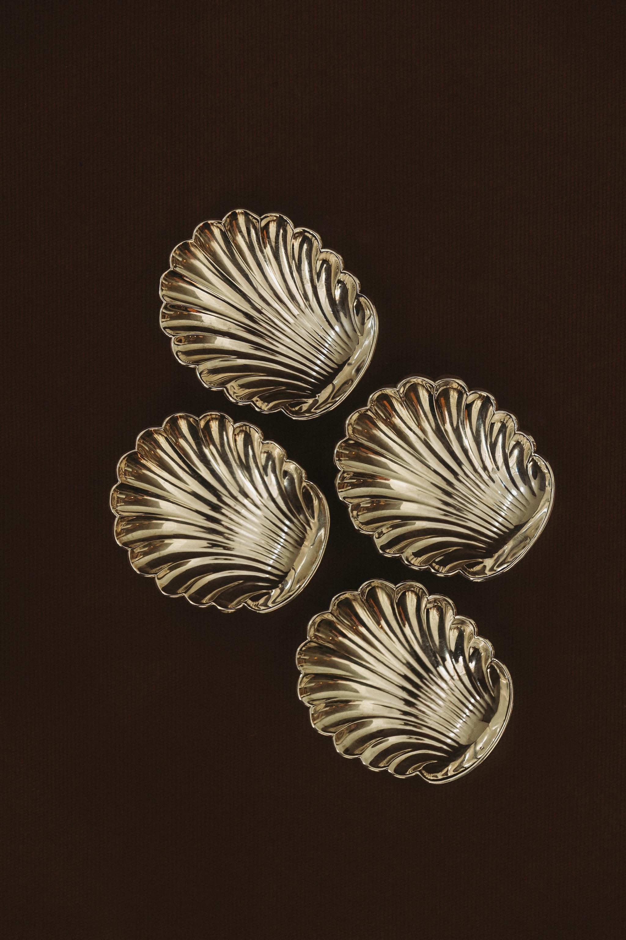 Metà XX secolo Set di quattro piatti d'argento a forma di conchiglia, metà del XX secolo in vendita