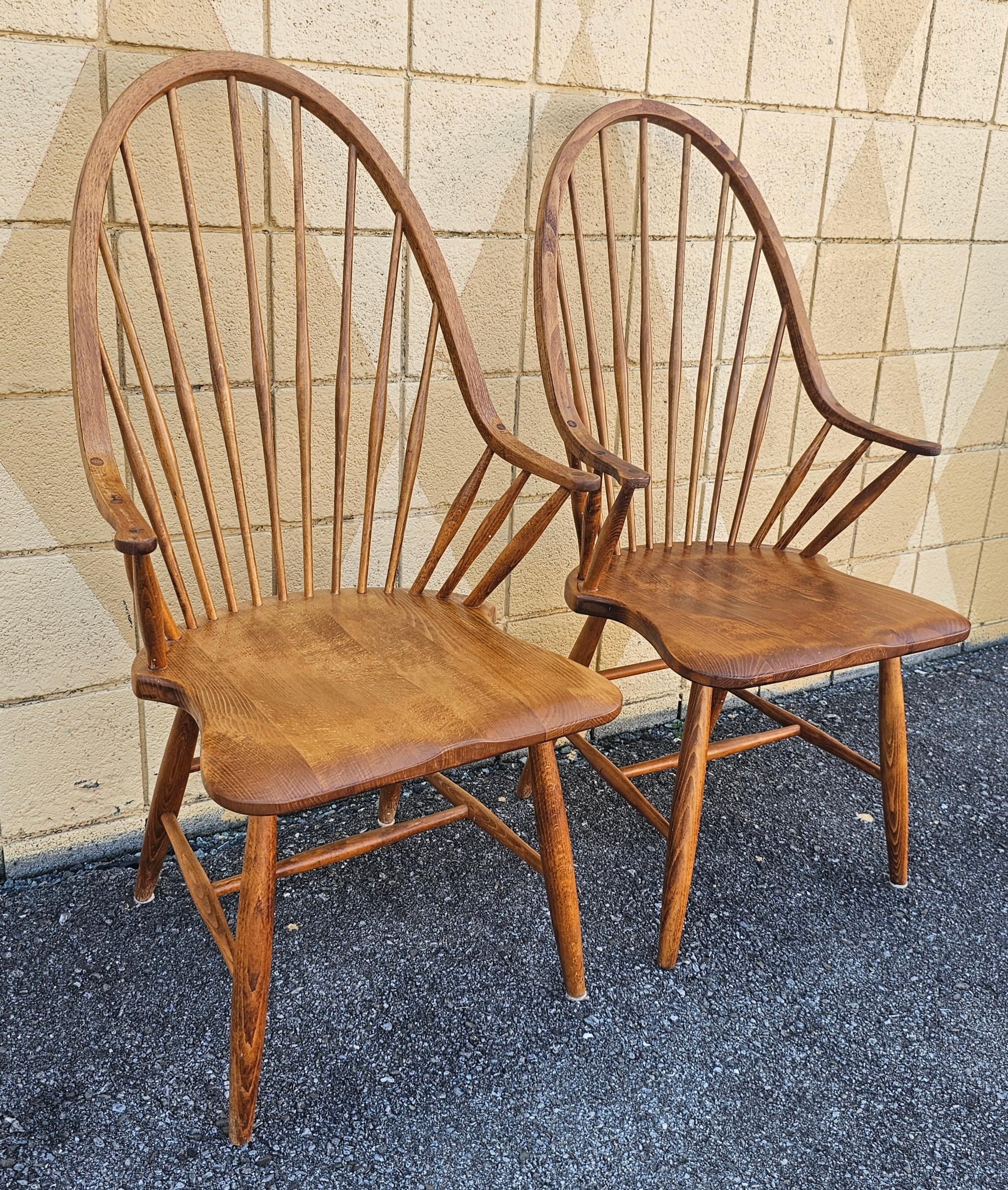 Set of four Slovenian Maple Continuous Arms Windsor chairs In Good Condition For Sale In Germantown, MD