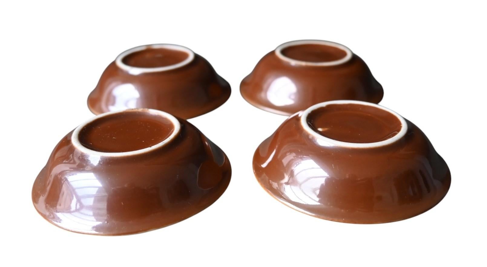 Chinois Ensemble de quatre petits bols en porcelaine de Chine 