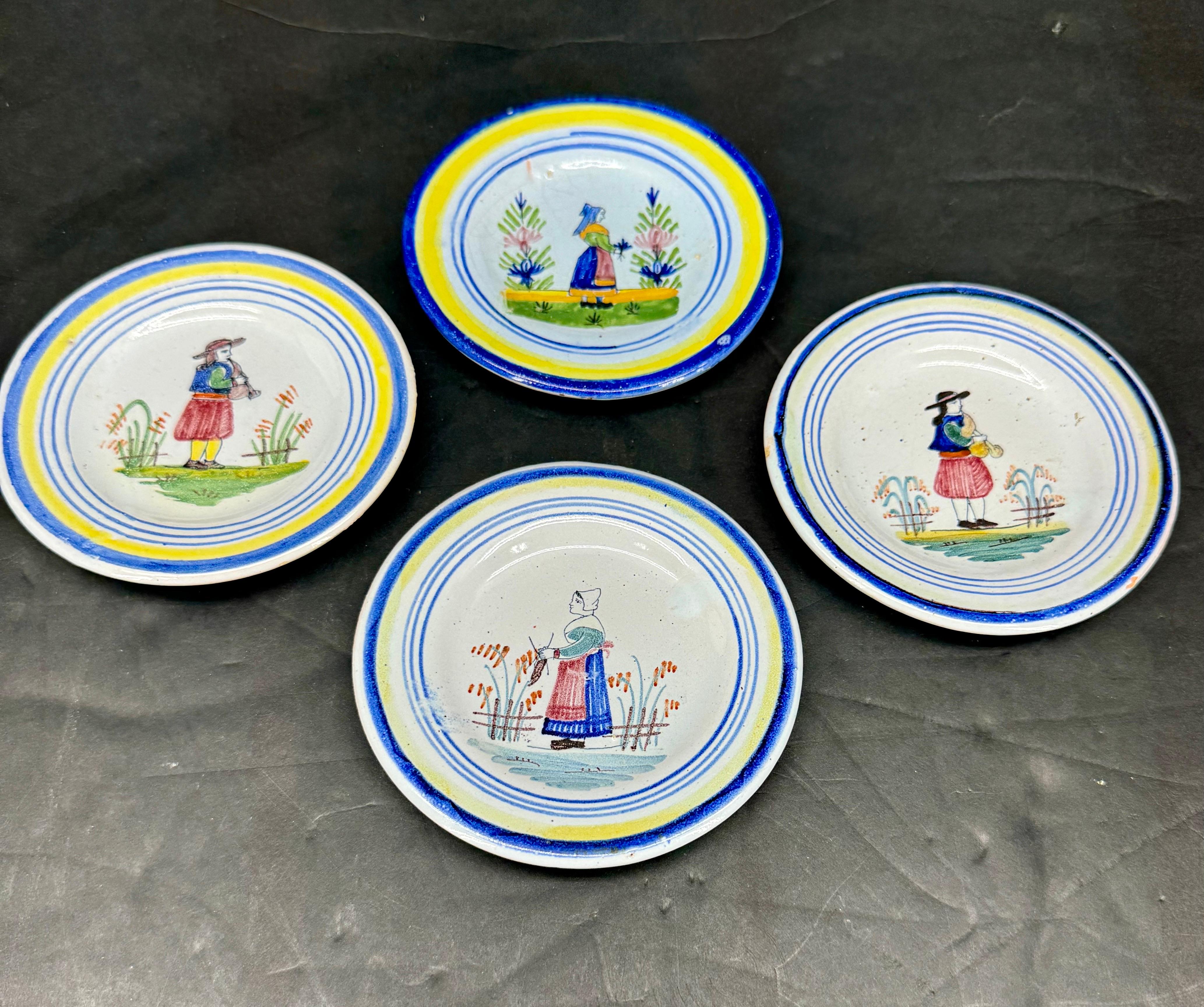 Encantador juego de 4 platos provincianos franceses. Cada una con escenas de hombre y mujer. Etiquetadas en la parte posterior de cada placa. Maravillosa colección de platos con muchos usos, como expositor, portajoyas o pequeños platos de aperitivo.