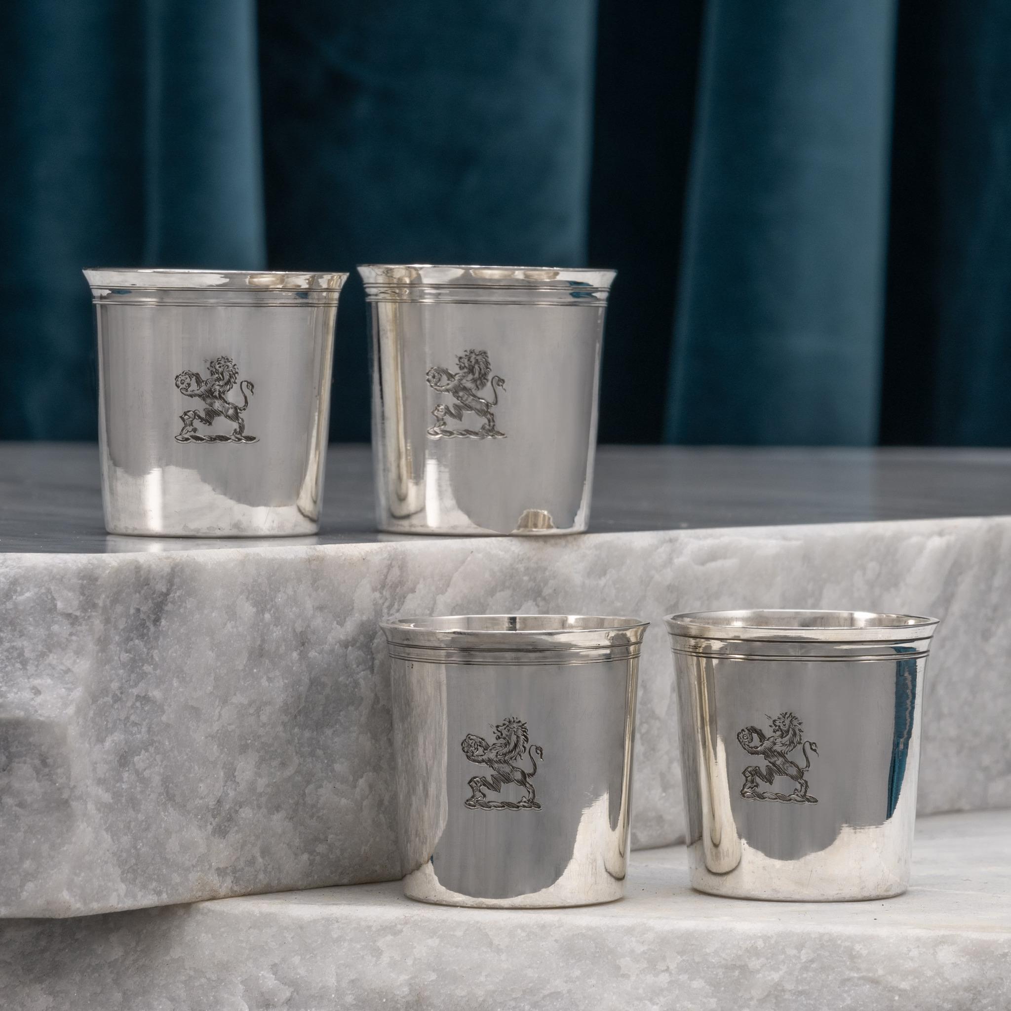 Juego de cuatro vasos franceses de plata, hacia 1820. Con un maravilloso emblema de león grabado. La base tiene las marcas del fabricante Theodor Tonnelier, París, Francia.

Dimensiones (cada taza): 4 cm/1½ pulgadas (altura) x 4 cm/1½ pulgadas