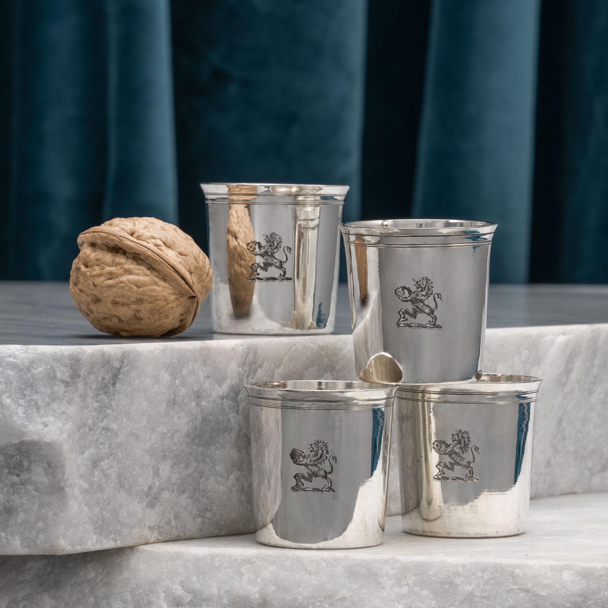 Juego de cuatro vasos pequeños franceses de plata, hacia 1820 Francés en venta
