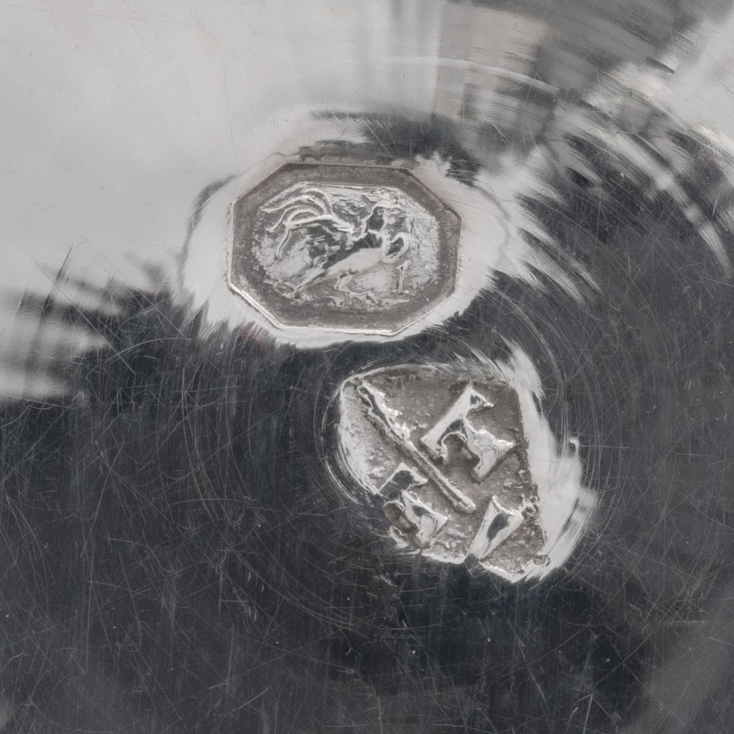 Juego de cuatro vasos pequeños franceses de plata, hacia 1820 principios del siglo XIX en venta