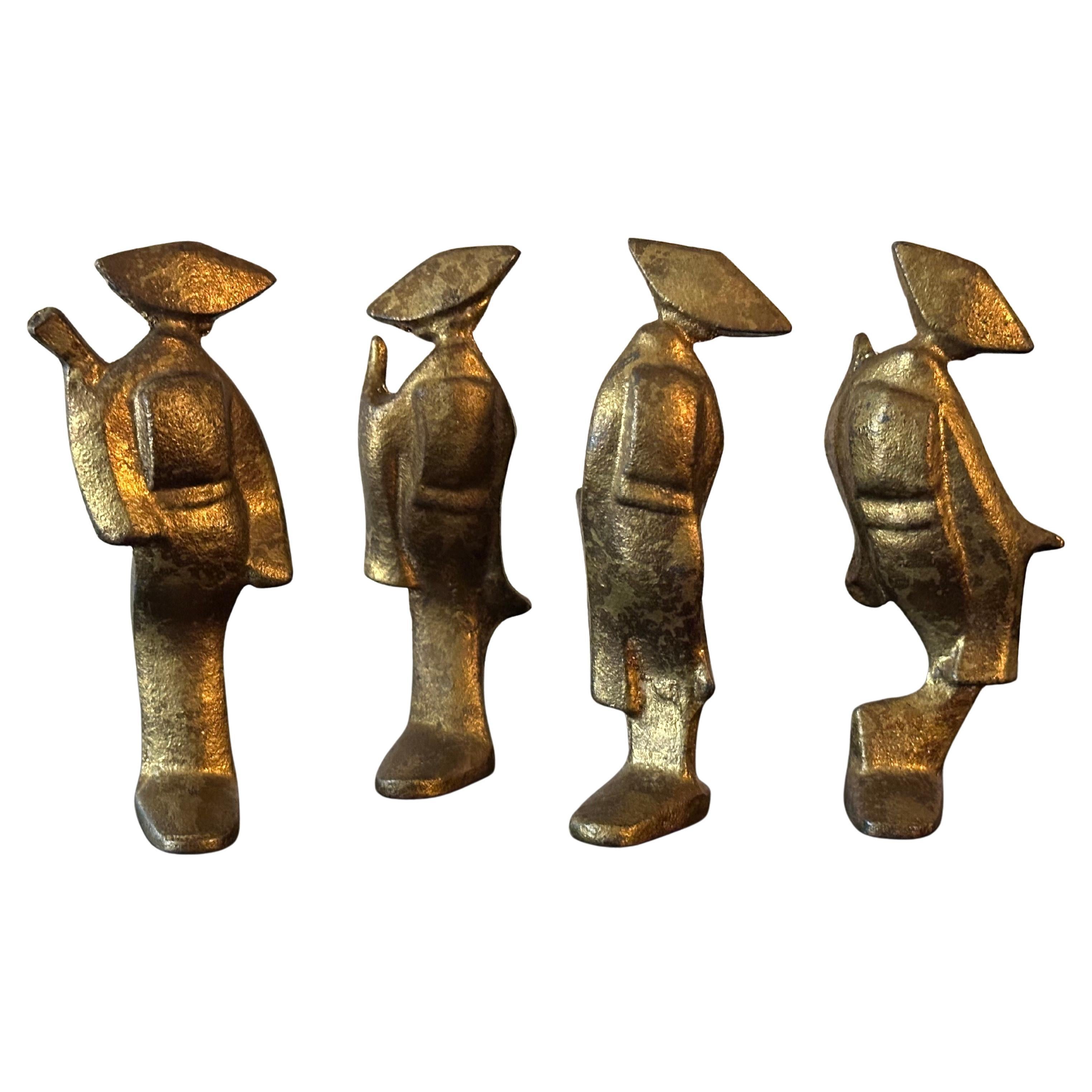 Un bellissimo set di quattro statuette di geisha giapponese in bronzo alte 4,13 pollici, circa anni '60. I pezzi sono pesanti per la loro statura, solidi e con una splendida patina. Sarebbero un ottimo accento moderno di metà secolo in qualsiasi