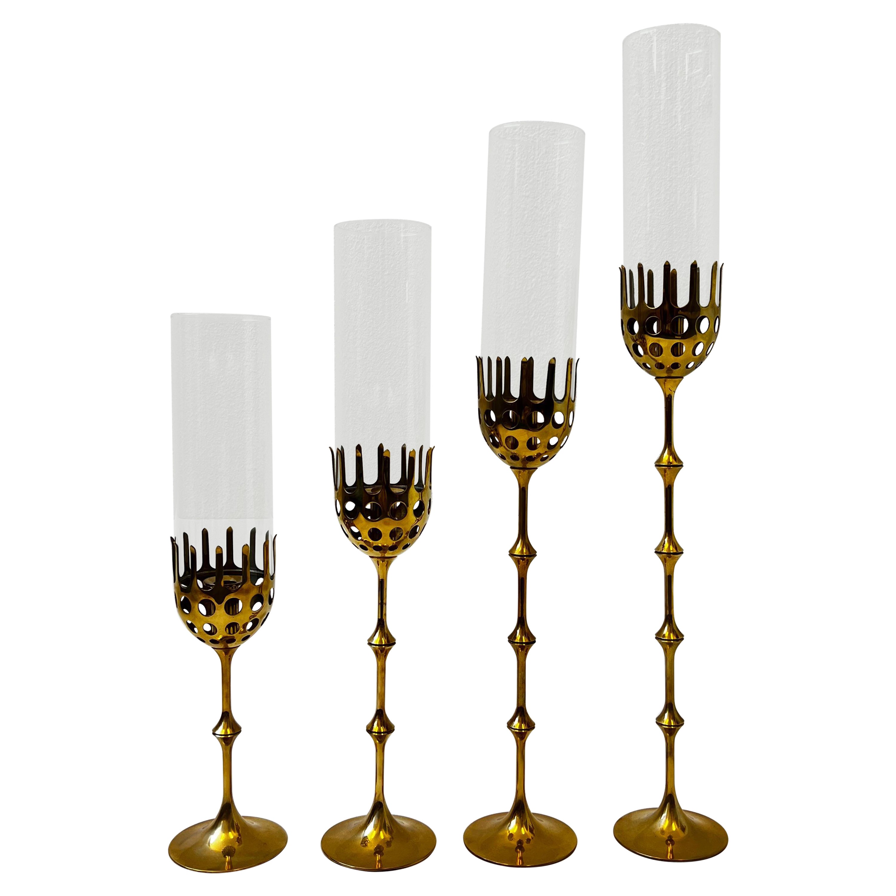 Satz von vier Kerzenhaltern aus massivem Messing und Glas von Bijørn Wiinblad im Angebot