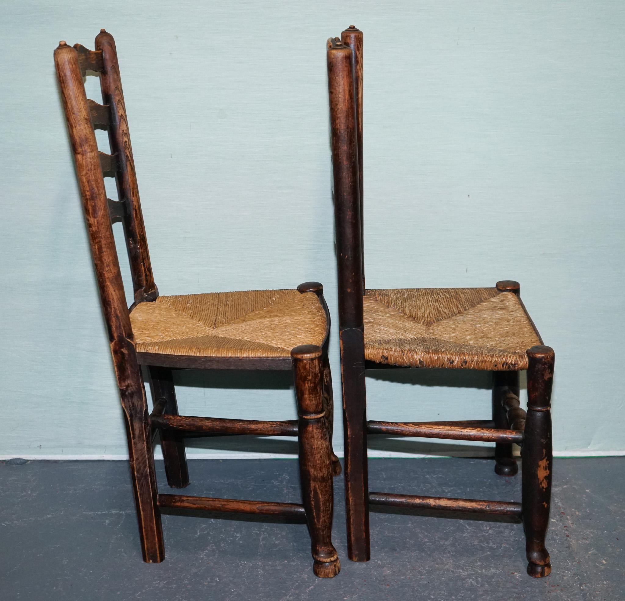 ensemble de quatre chaises de salle à manger en chêne massif de campagne en vente 5