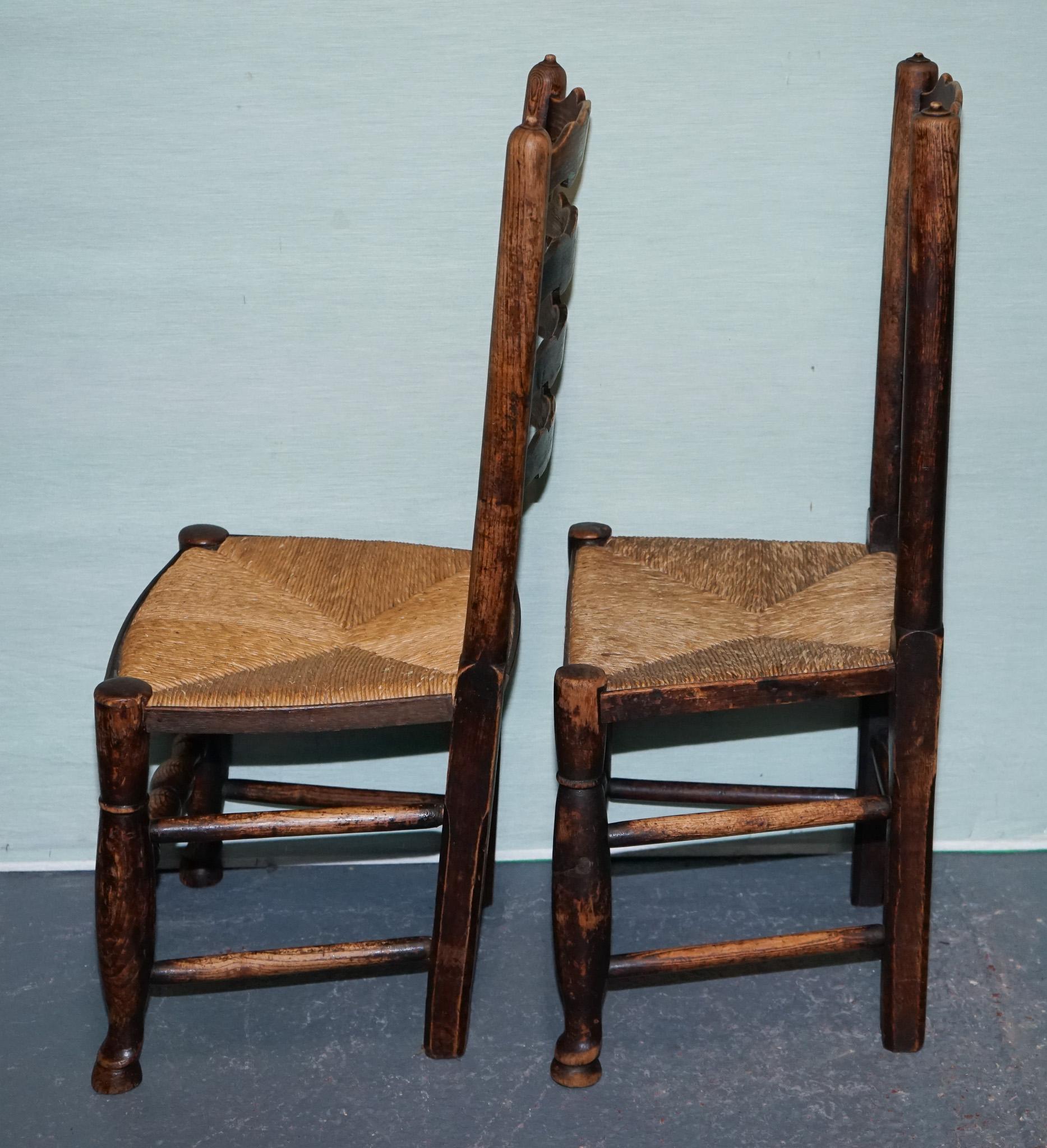 ensemble de quatre chaises de salle à manger en chêne massif de campagne en vente 6
