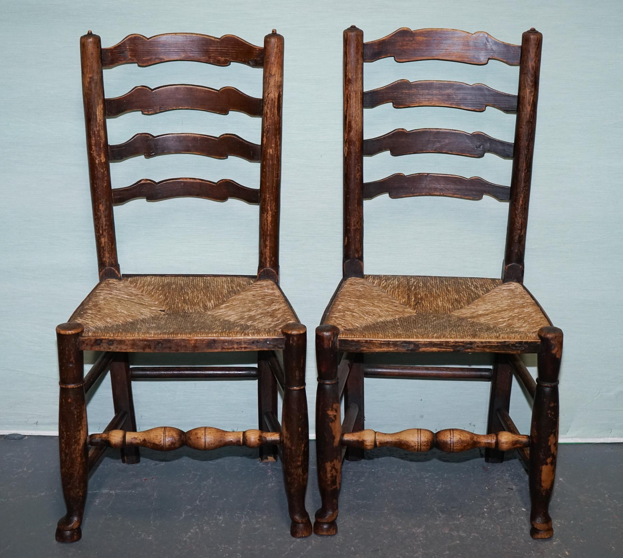 ensemble de quatre chaises de salle à manger en chêne massif de campagne en vente 7
