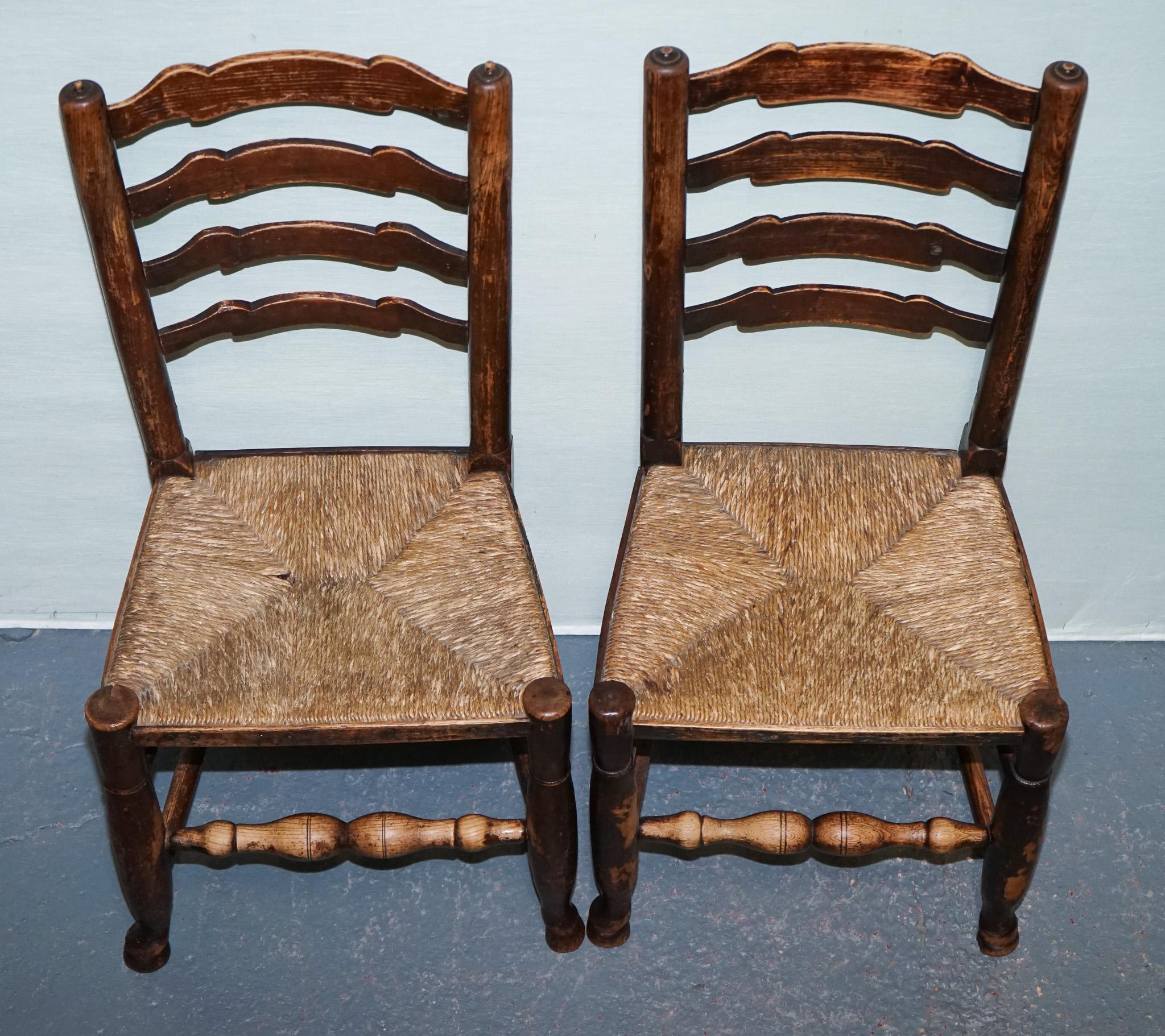 ensemble de quatre chaises de salle à manger en chêne massif de campagne en vente 12