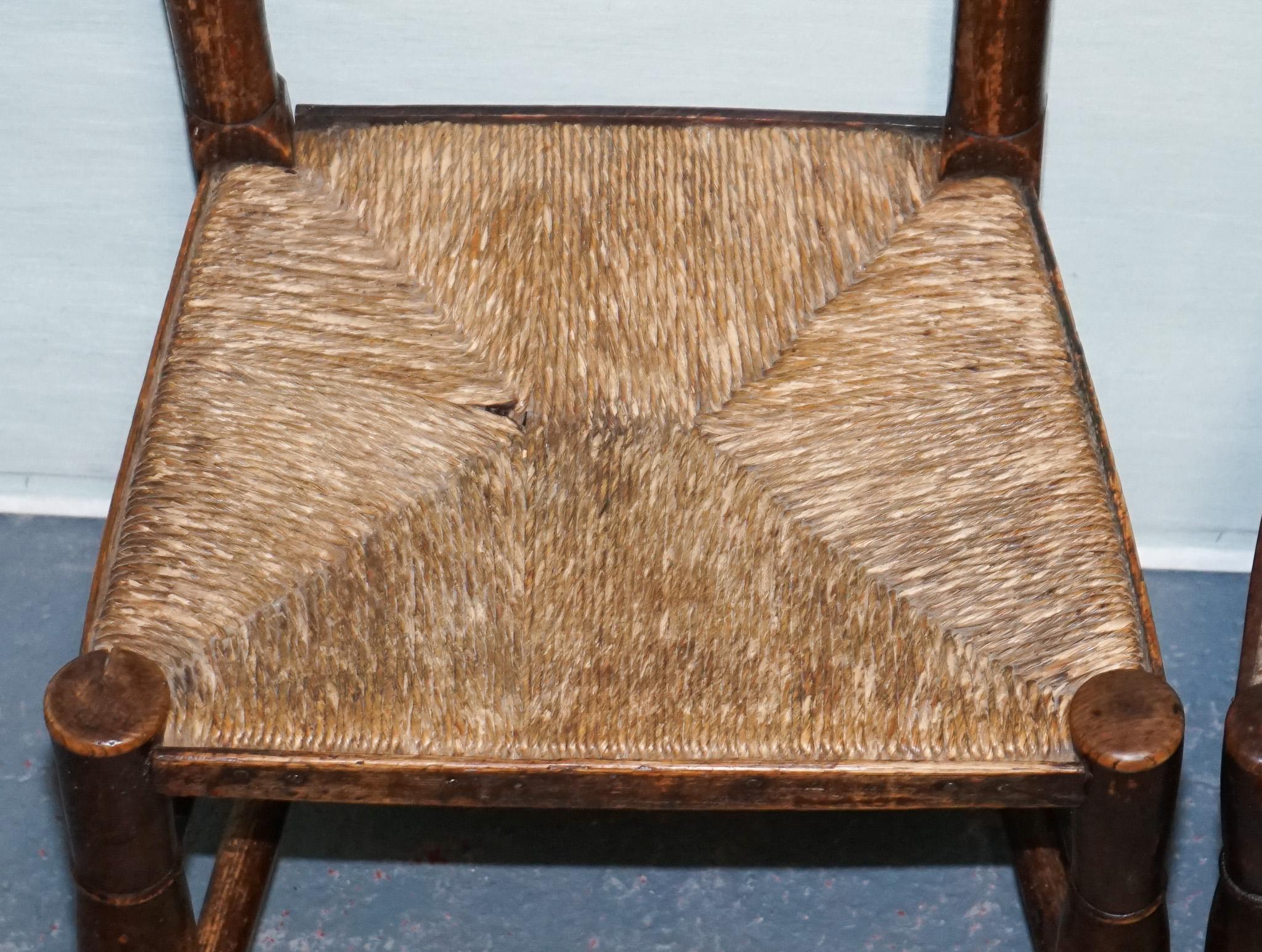 ensemble de quatre chaises de salle à manger en chêne massif de campagne en vente 13