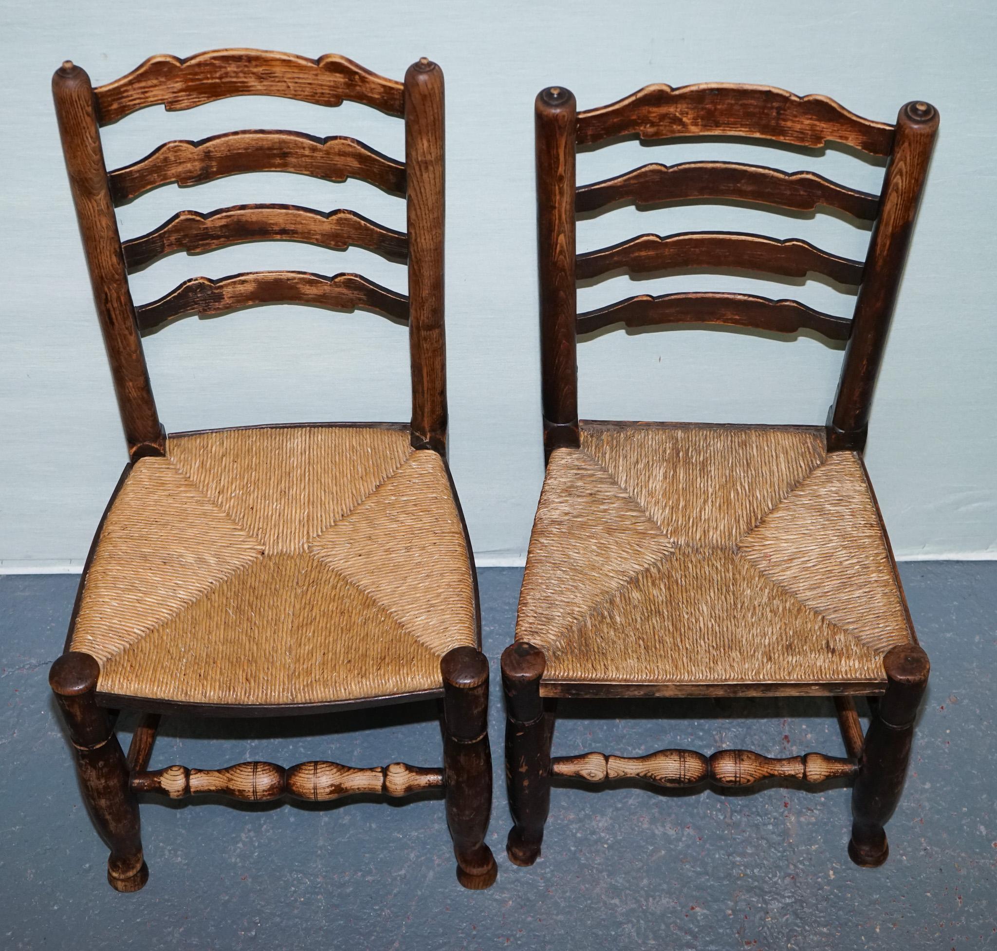 Paille ensemble de quatre chaises de salle à manger en chêne massif de campagne en vente