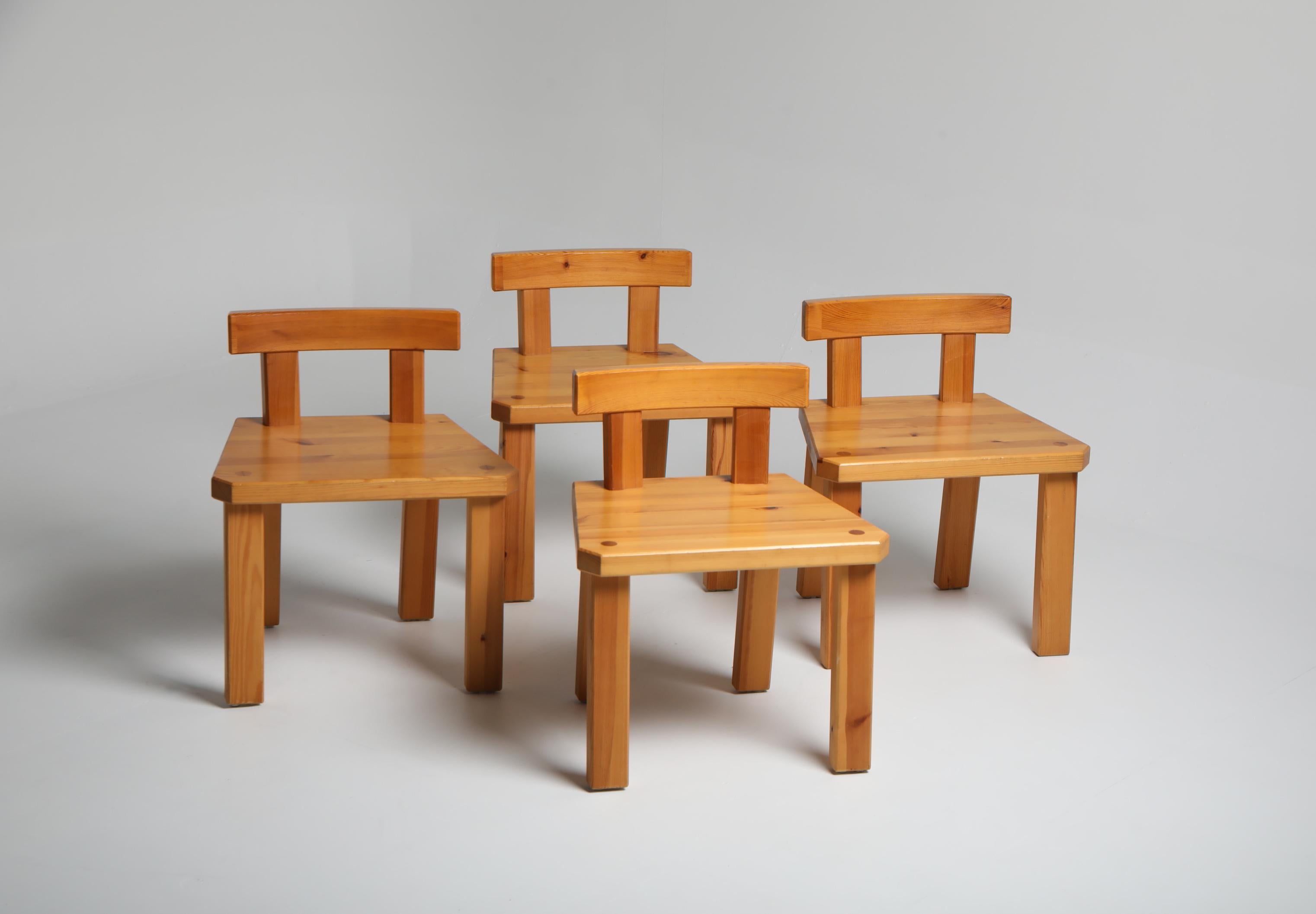 Un ensemble de quatre chaises en pin du designer suédois Roland Wilhelmsson, fabriquées en pin scandinave massif et magnifiquement vieilli. Le travail de Wilhelmsson est connu pour sa clarté architecturale et sa simplicité raffinée, souvent