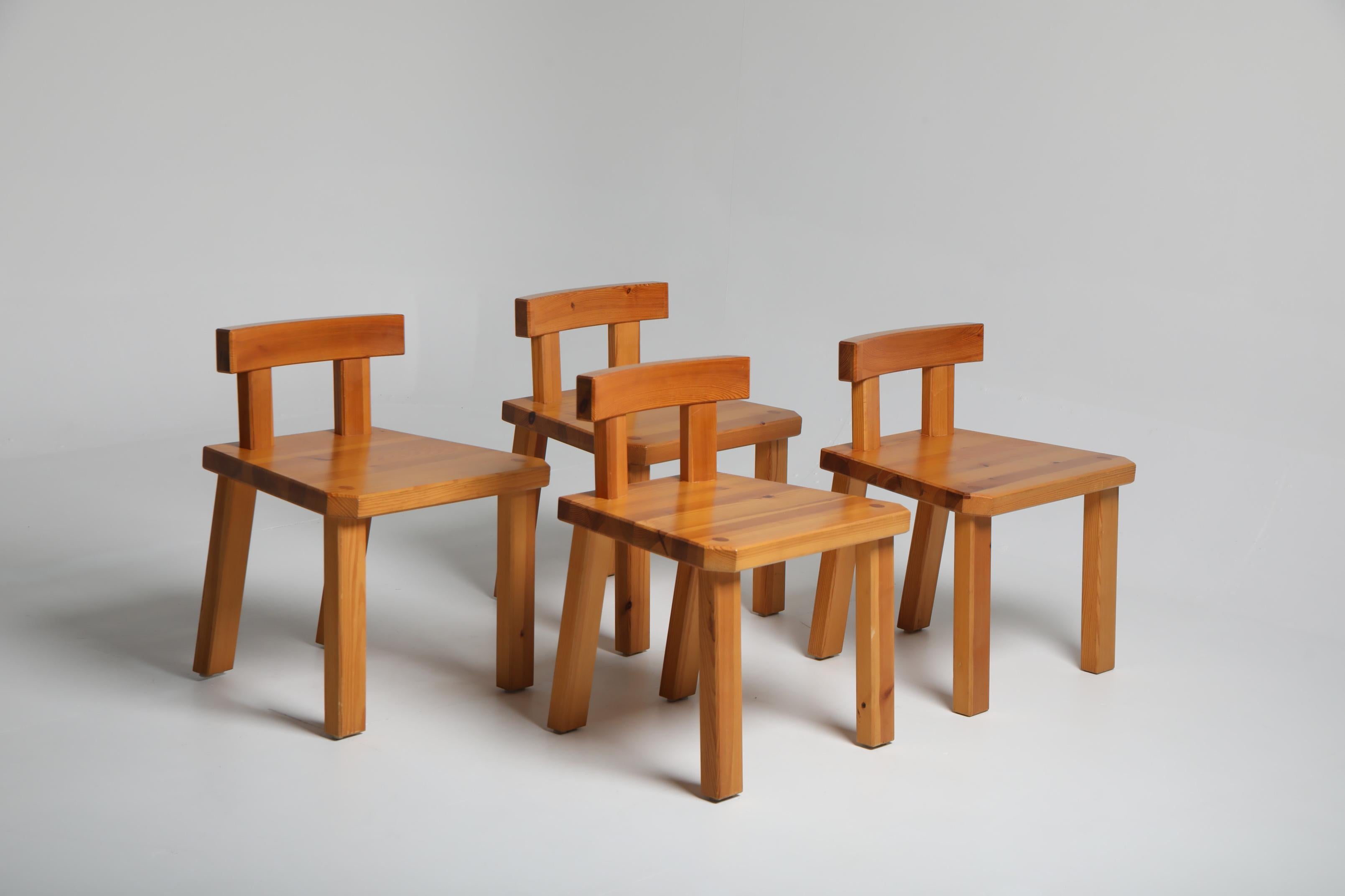 Scandinave moderne Ensemble de quatre chaises en pin massif par Roland Wilhelmsson, Suède, années 1960 en vente