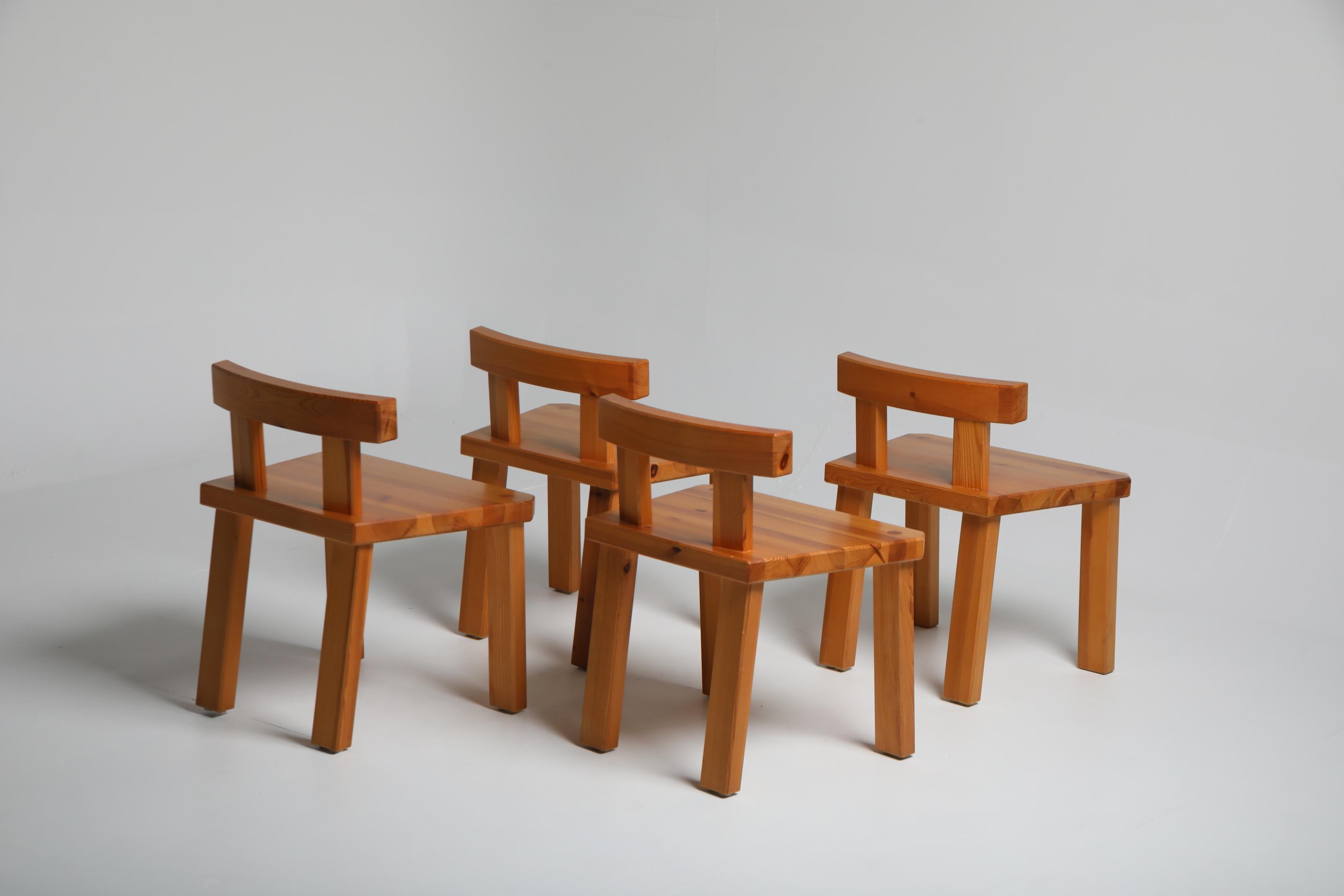 Suédois Ensemble de quatre chaises en pin massif par Roland Wilhelmsson, Suède, années 1960 en vente