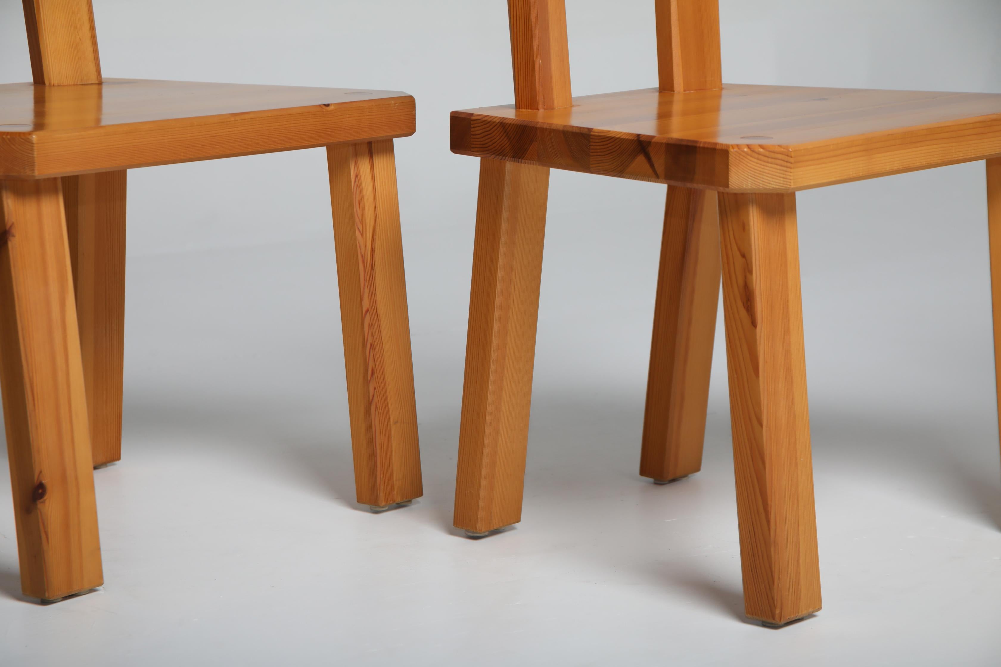 Travail du bois Ensemble de quatre chaises en pin massif par Roland Wilhelmsson, Suède, années 1960 en vente