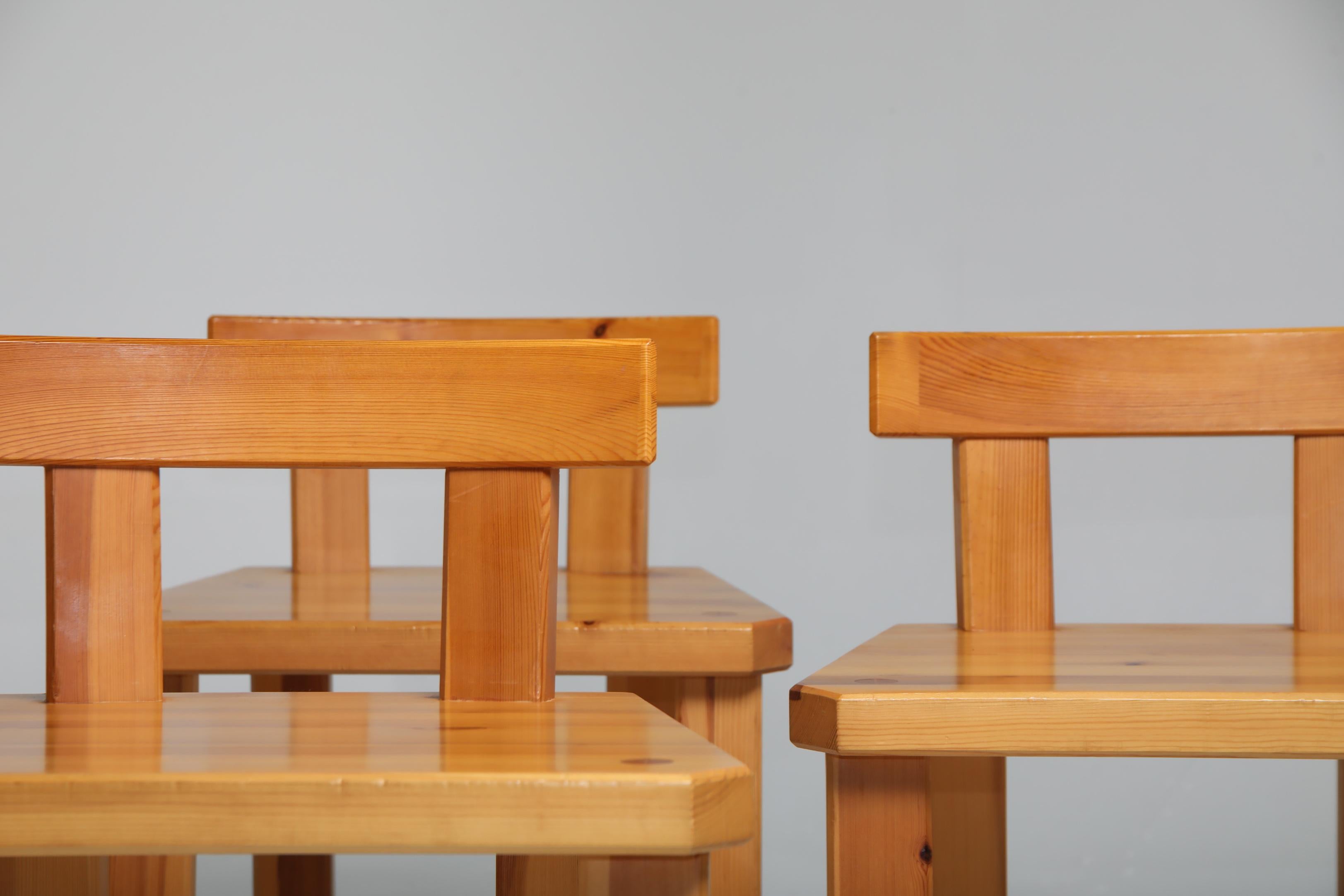 Ensemble de quatre chaises en pin massif par Roland Wilhelmsson, Suède, années 1960 Bon état - En vente à Stockholm, SE